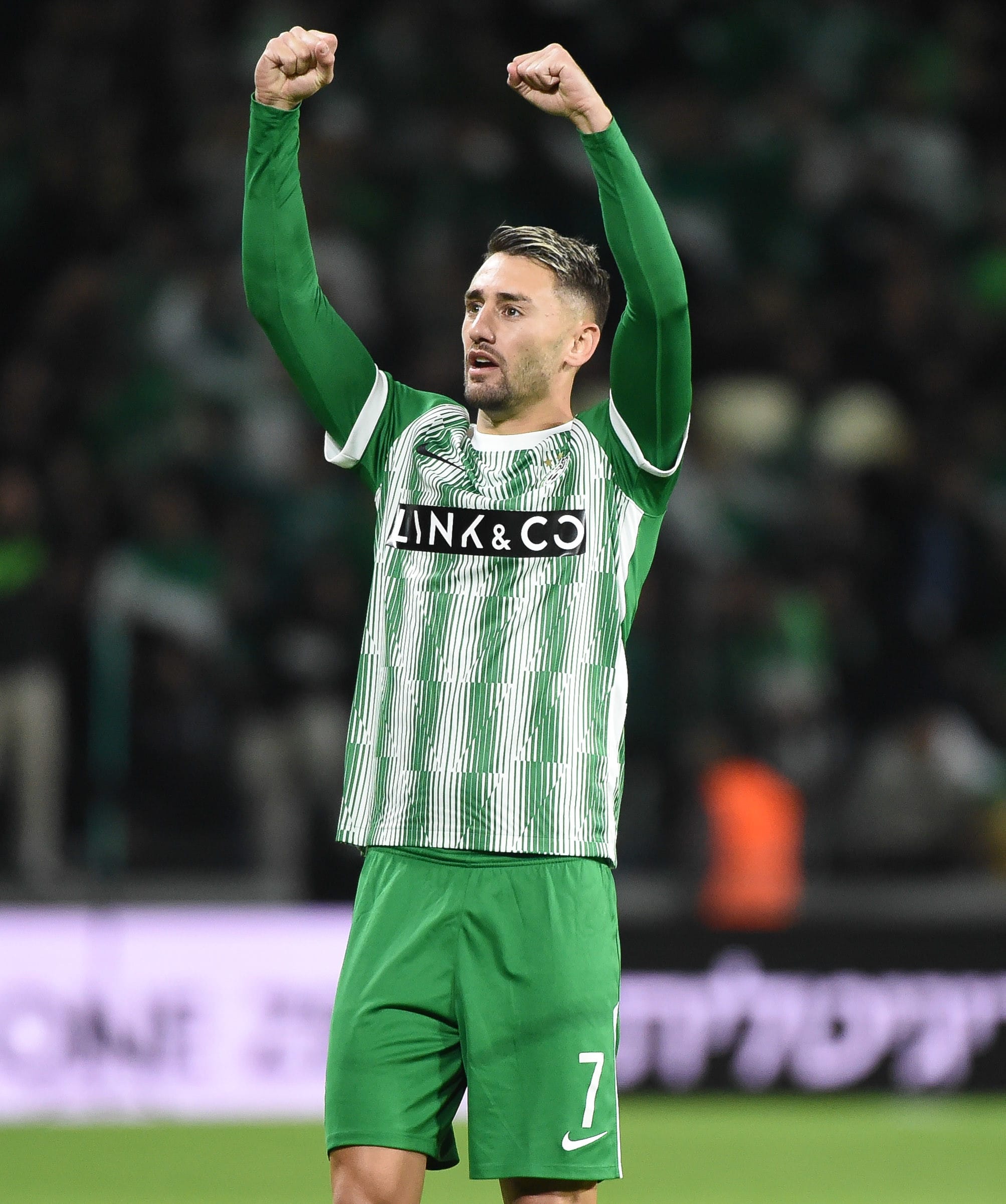 עומר אצילי שחקן מכבי חיפה חוגג שער