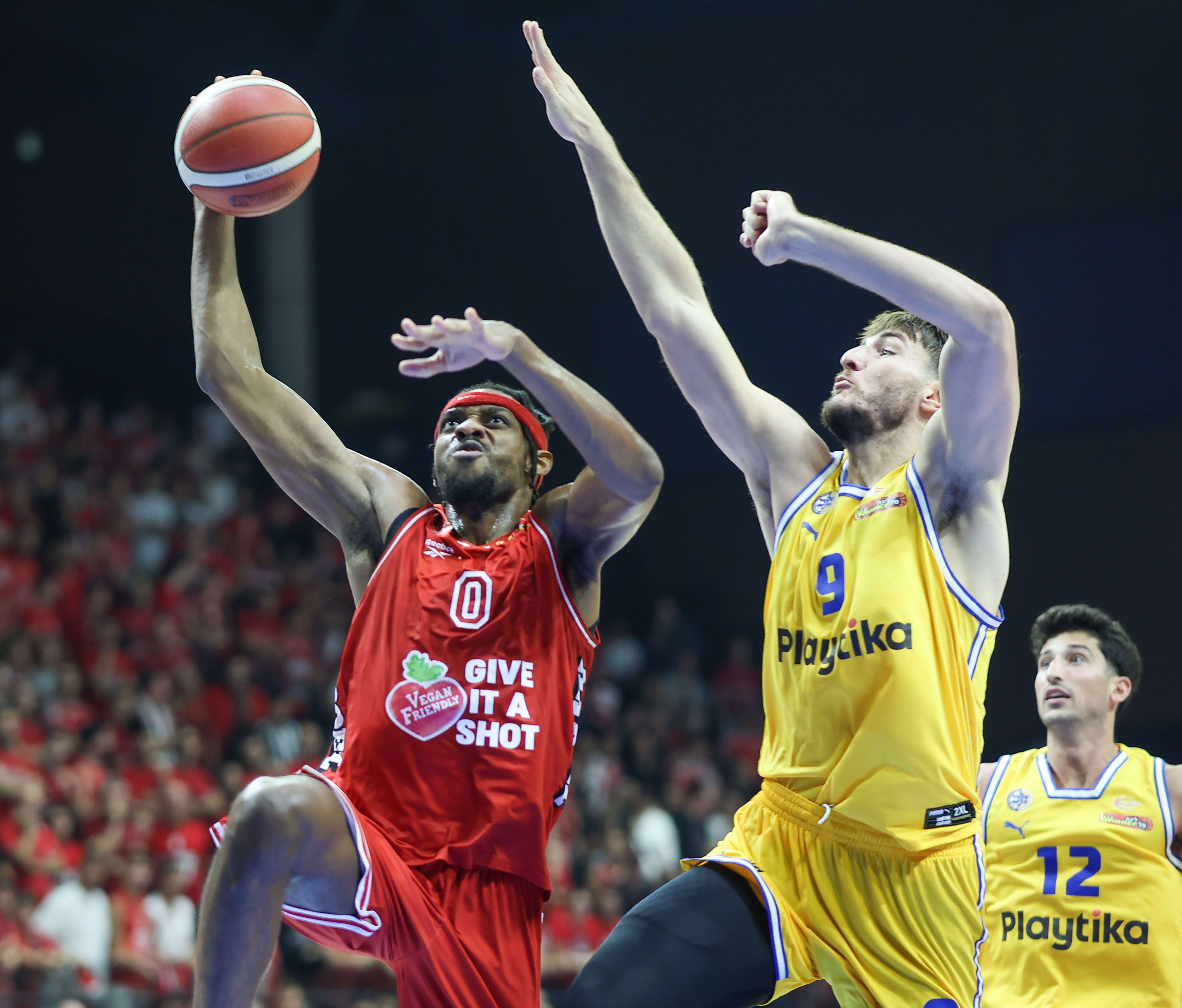 שחקן מכבי תל אביב רומן סורקין ליד שחקן הפועל תל אביב כריס הורטון