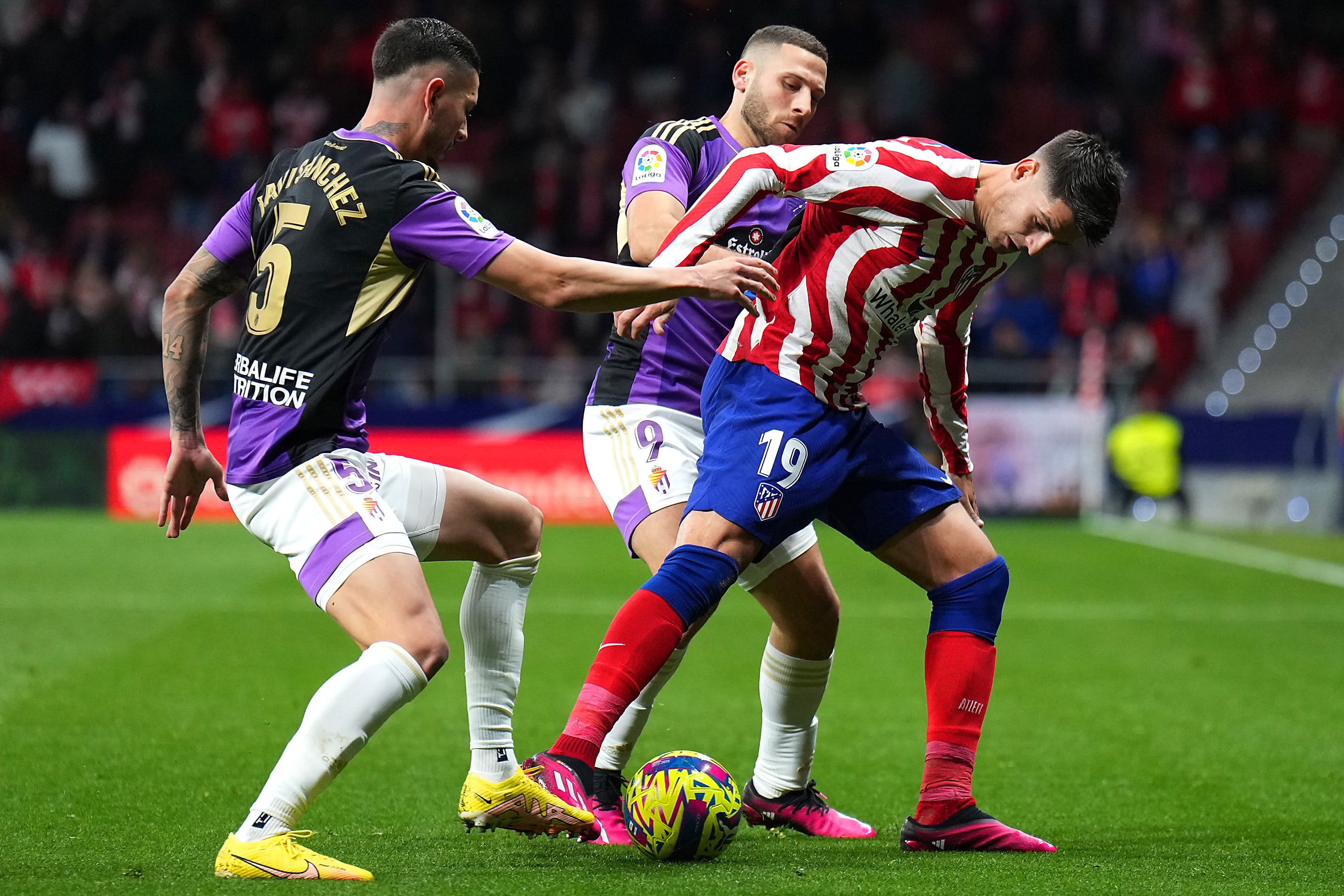 אלברו מוראטה שחקן אתלטיקו מדריד לפני שון וייסמן שחקן ויאדוליד