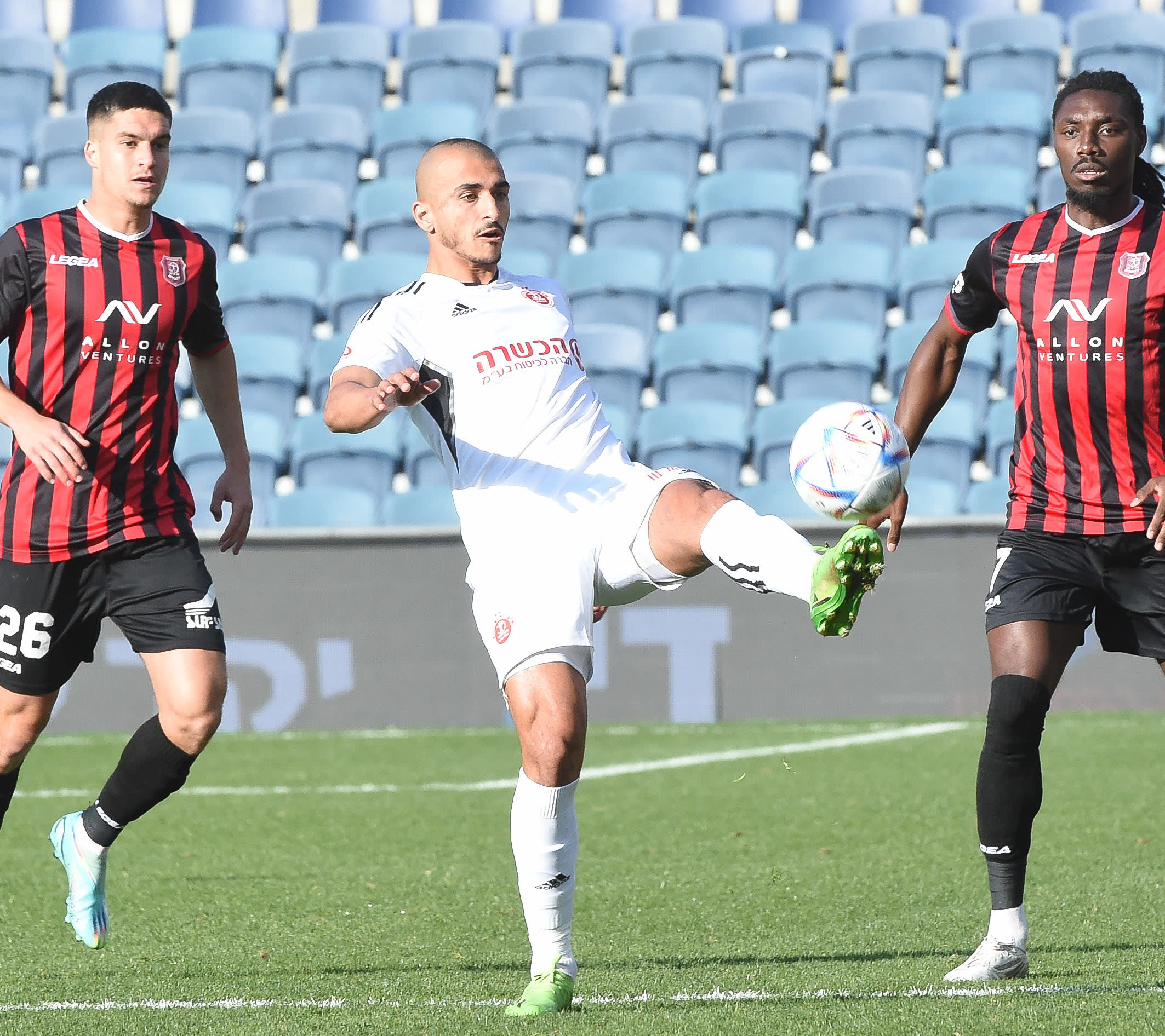 שחקן הפועל תל אביב קייס גאנם מול שחקני הפועל ירושלים נדב נידם, ג'ורדן בוטאקה