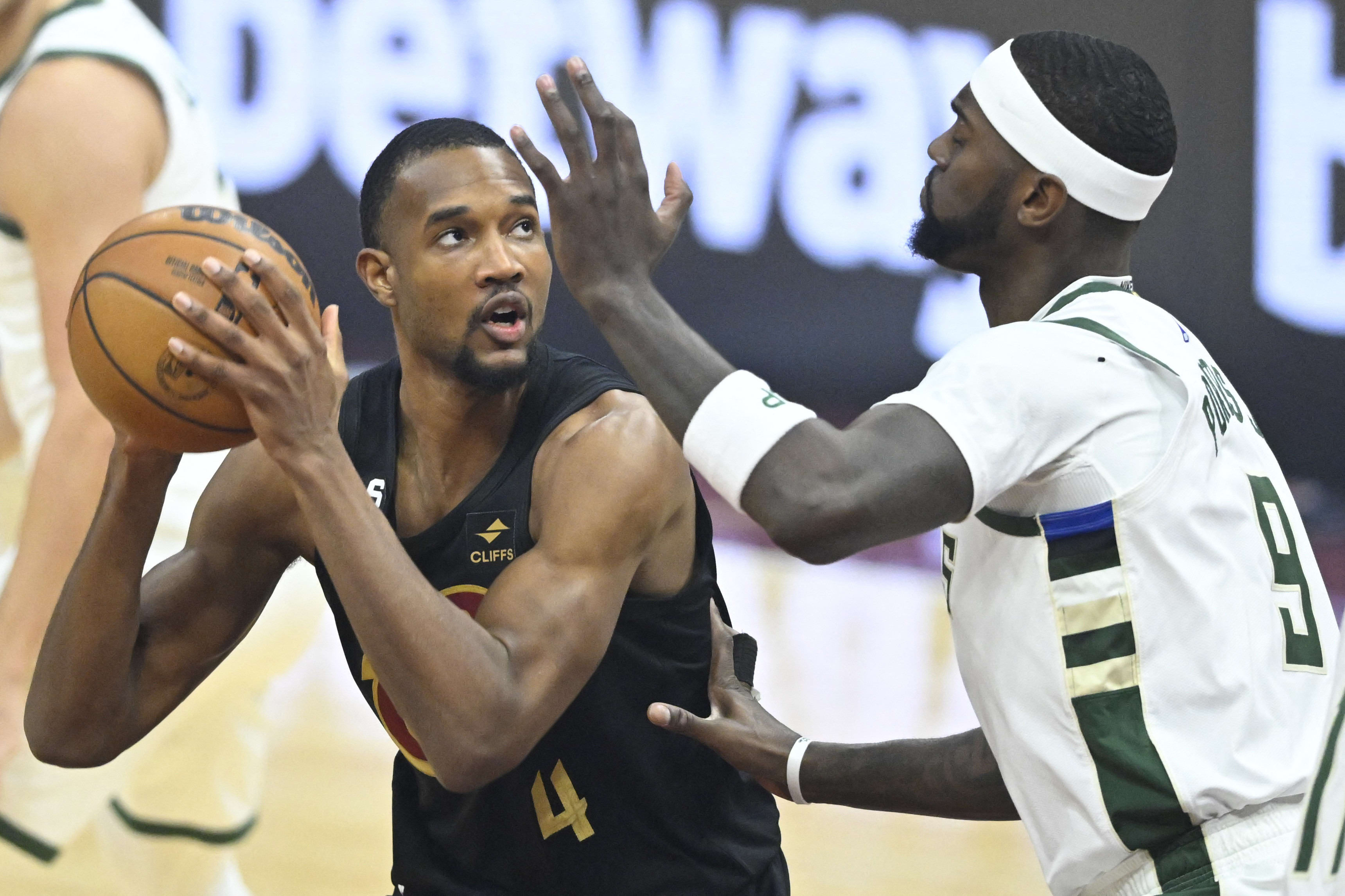 שחקן קליבלנד קאבלירס, אוון מובלי, מול שחקן מילווקי באקס, בובי פורטיס