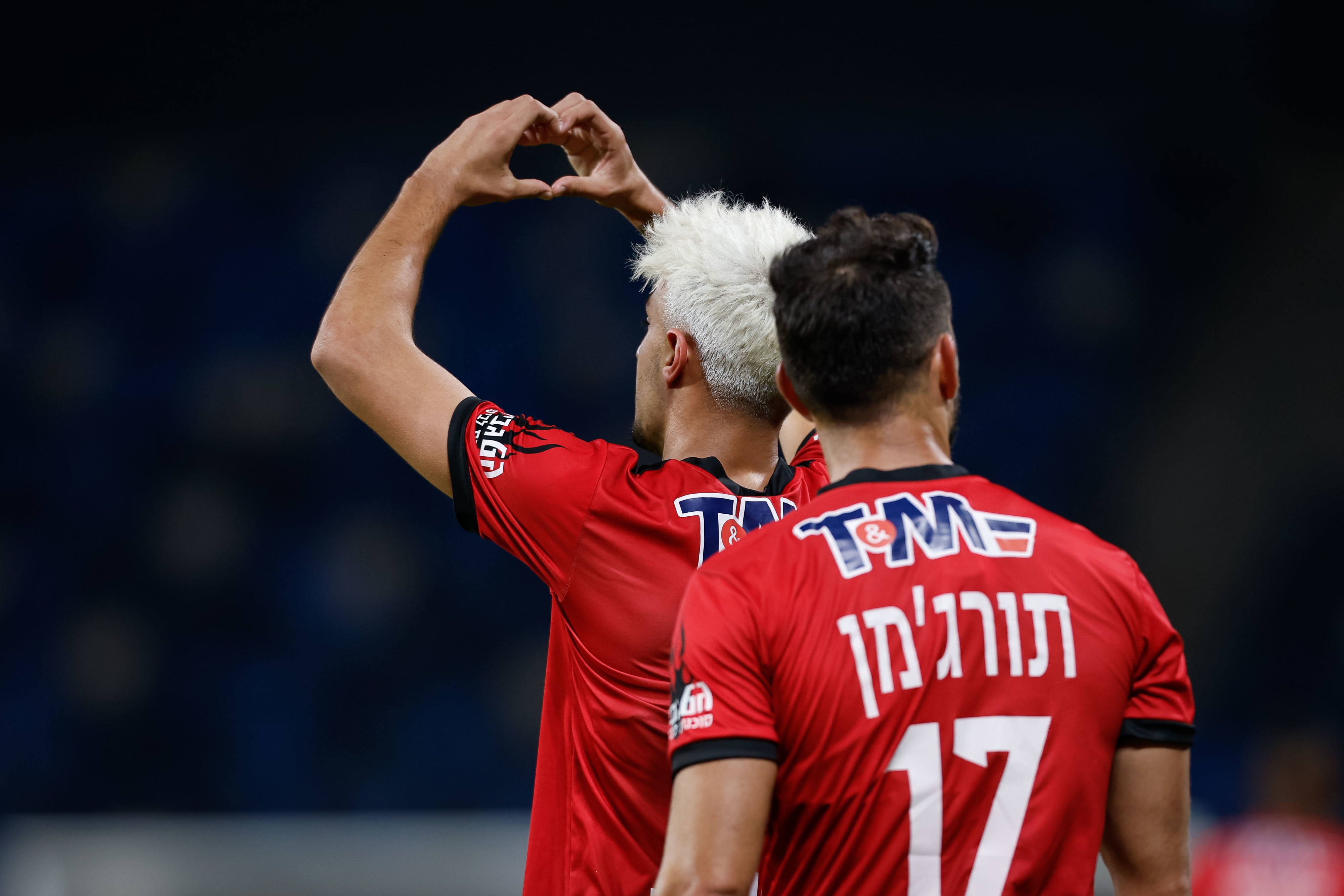 שחקני הפועל חיפה חוגגים עם גיא מזרחי