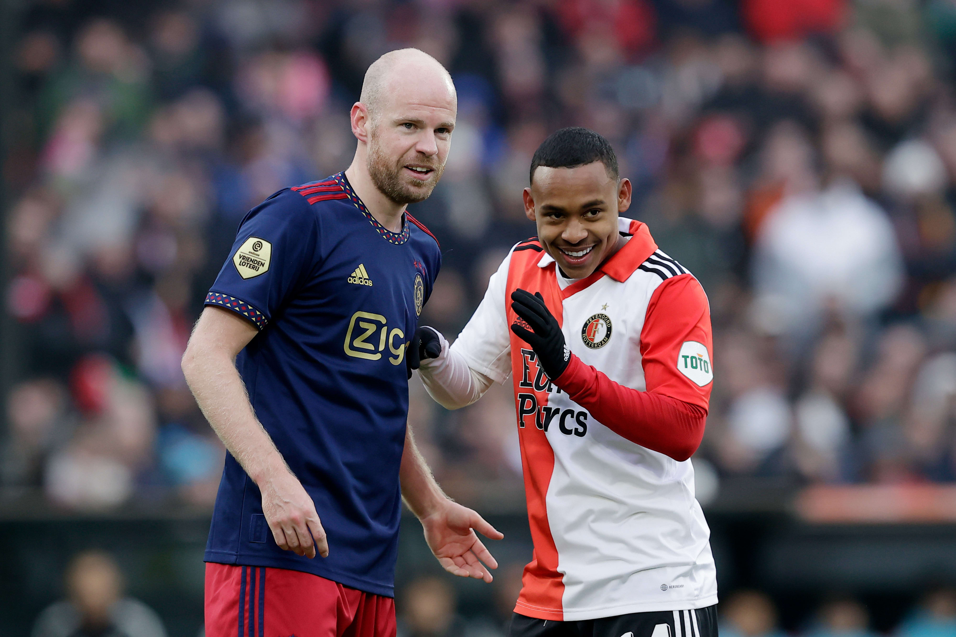 איגור פיישאו שחקן פיינורד מול דייבי קלאסן שחקן אייאקס