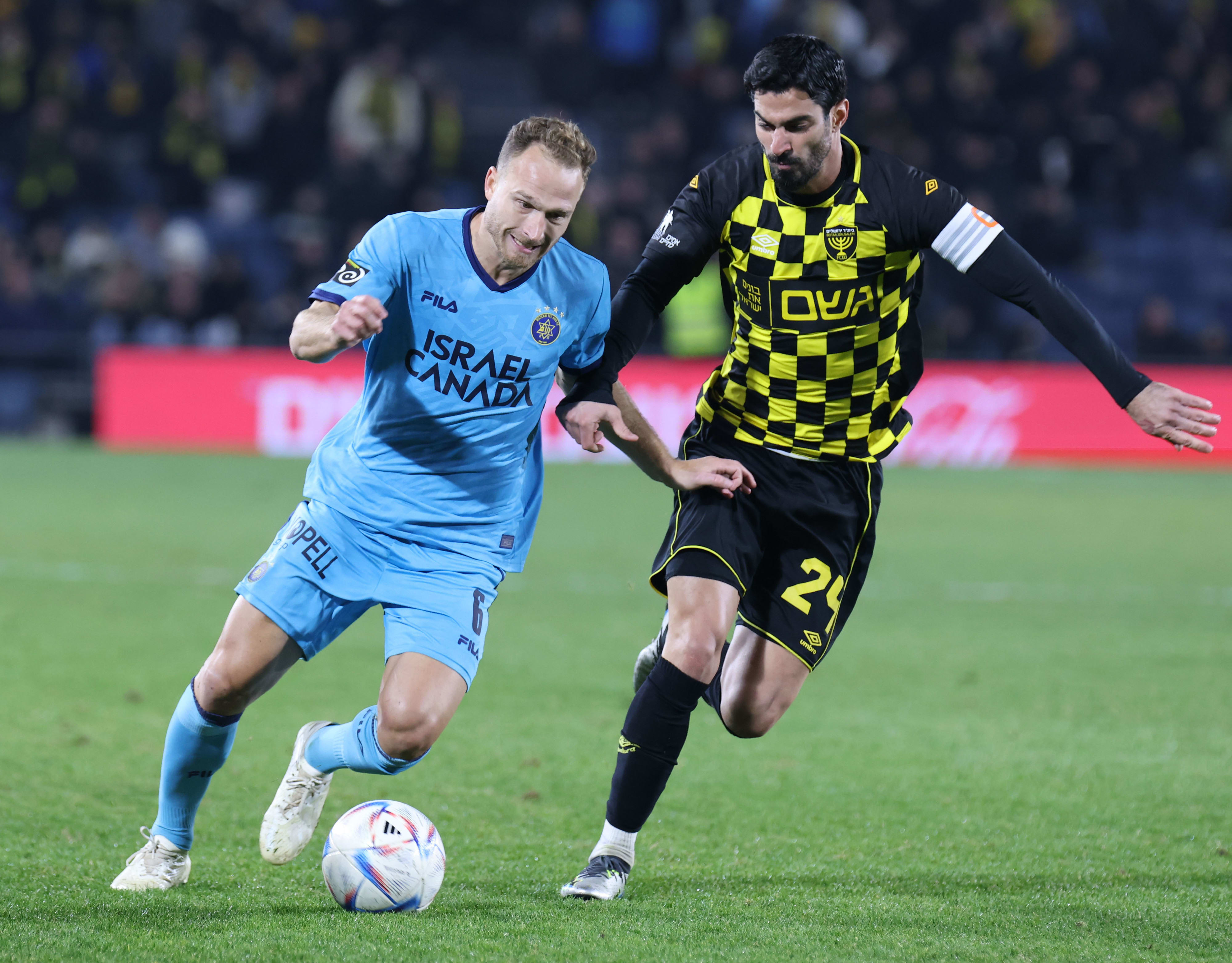 שחקן מכבי תל אביב דן גלזר מול שחקן בית"ר ירושלים אופיר קריאף