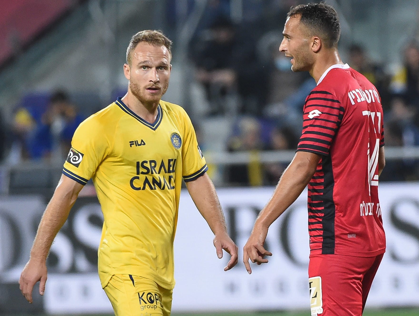 שחקן הפועל חדרה תמיר גלזר, ליד שחקן מכבי תל אביב דן גלזר