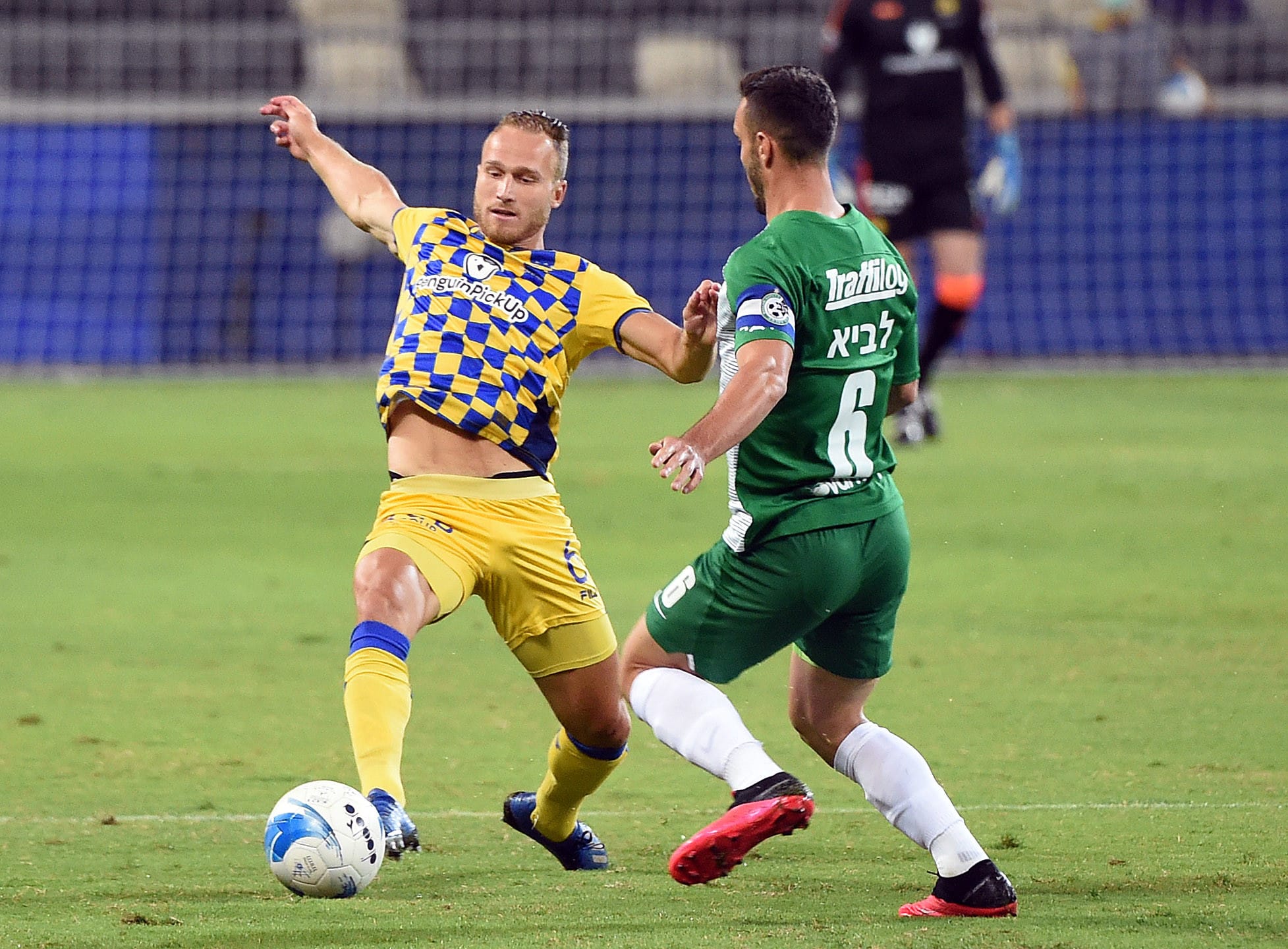 דן גלזר שחקן מכבי תל אביב מול נטע לביא שחקן מכבי חיפה