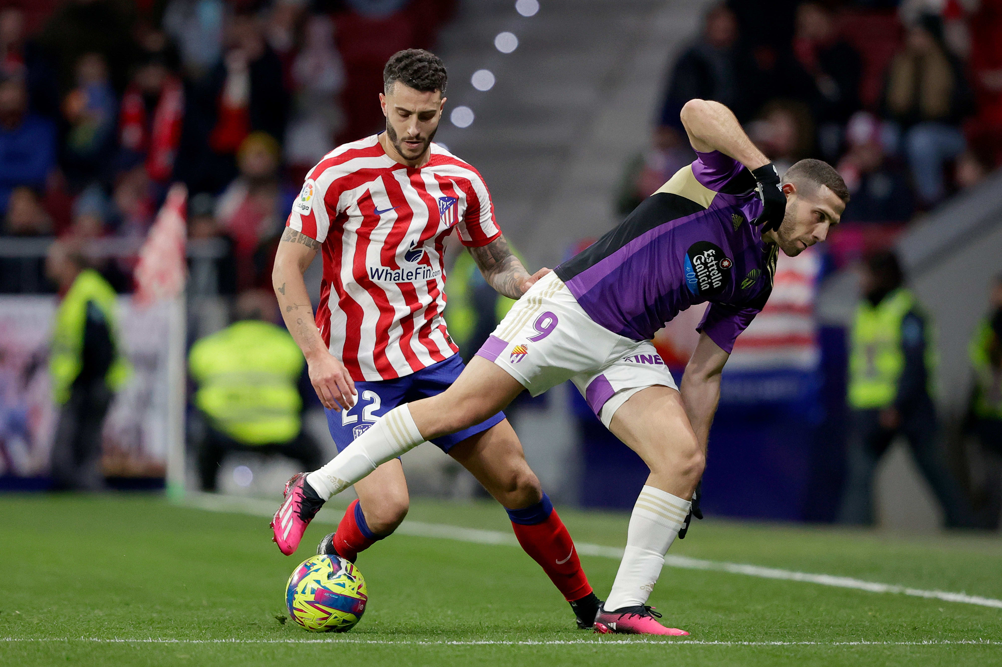 שון וייסמן שחקן ויאדוליד לפני מריו הרמוסו שחקן אתלטיקו מדריד