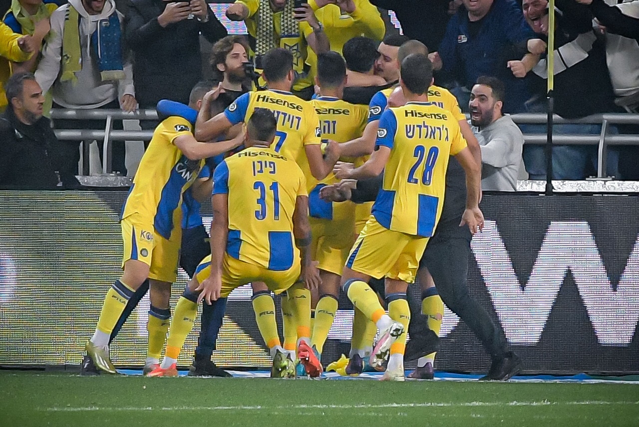 שחקני מכבי תל אביב חוגגים