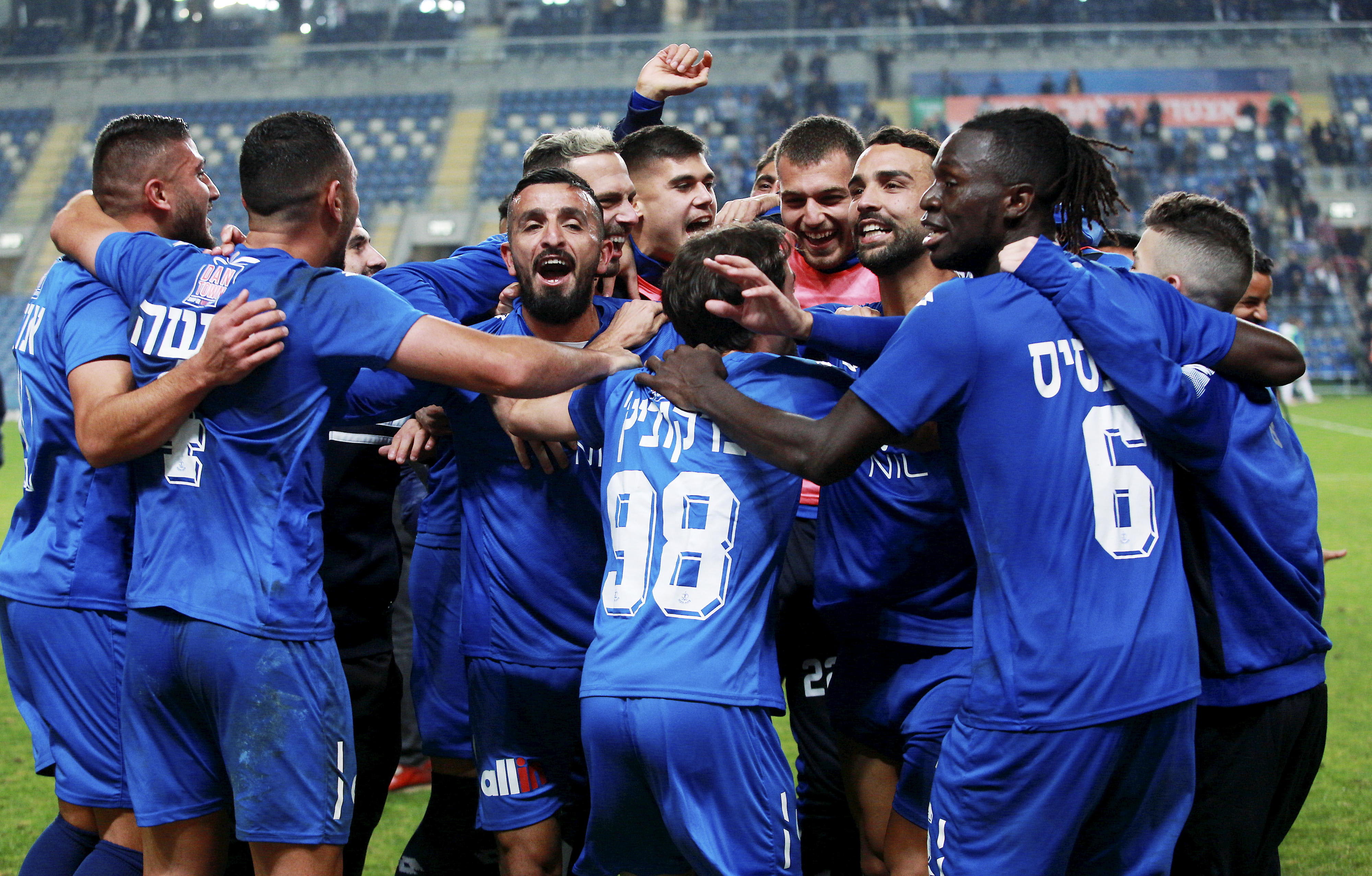 שחקני הפועל פתח תקוה חוגגים