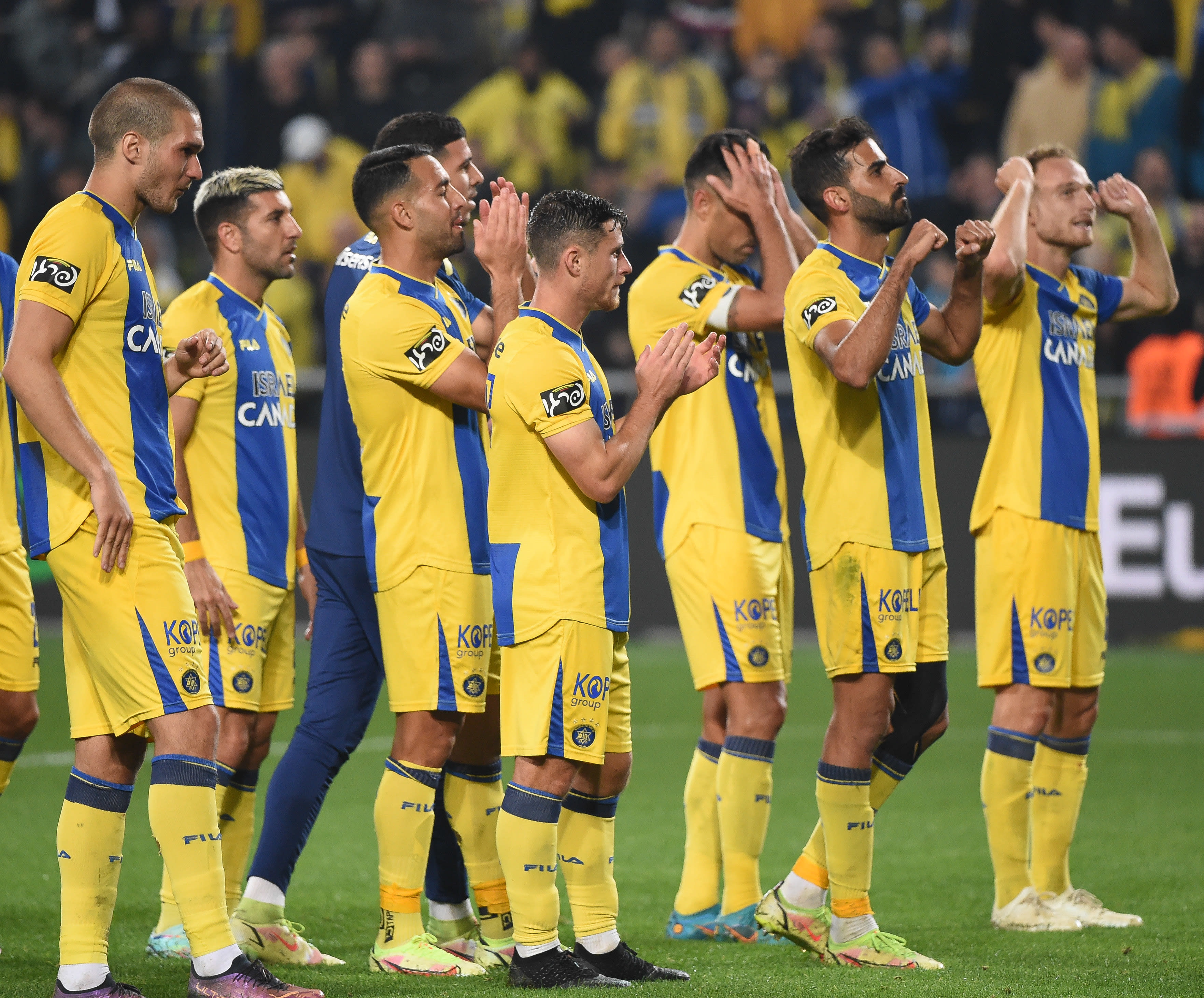 שחקני מכבי תל אביב חוגגים