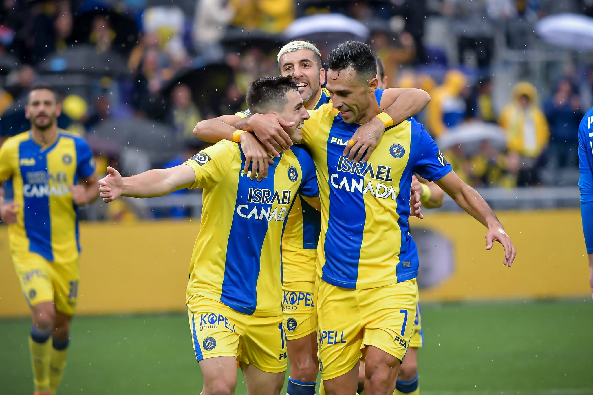 שחקן מכבי תל אביב ערן זהבי חוגג עם אוסקר גלוך