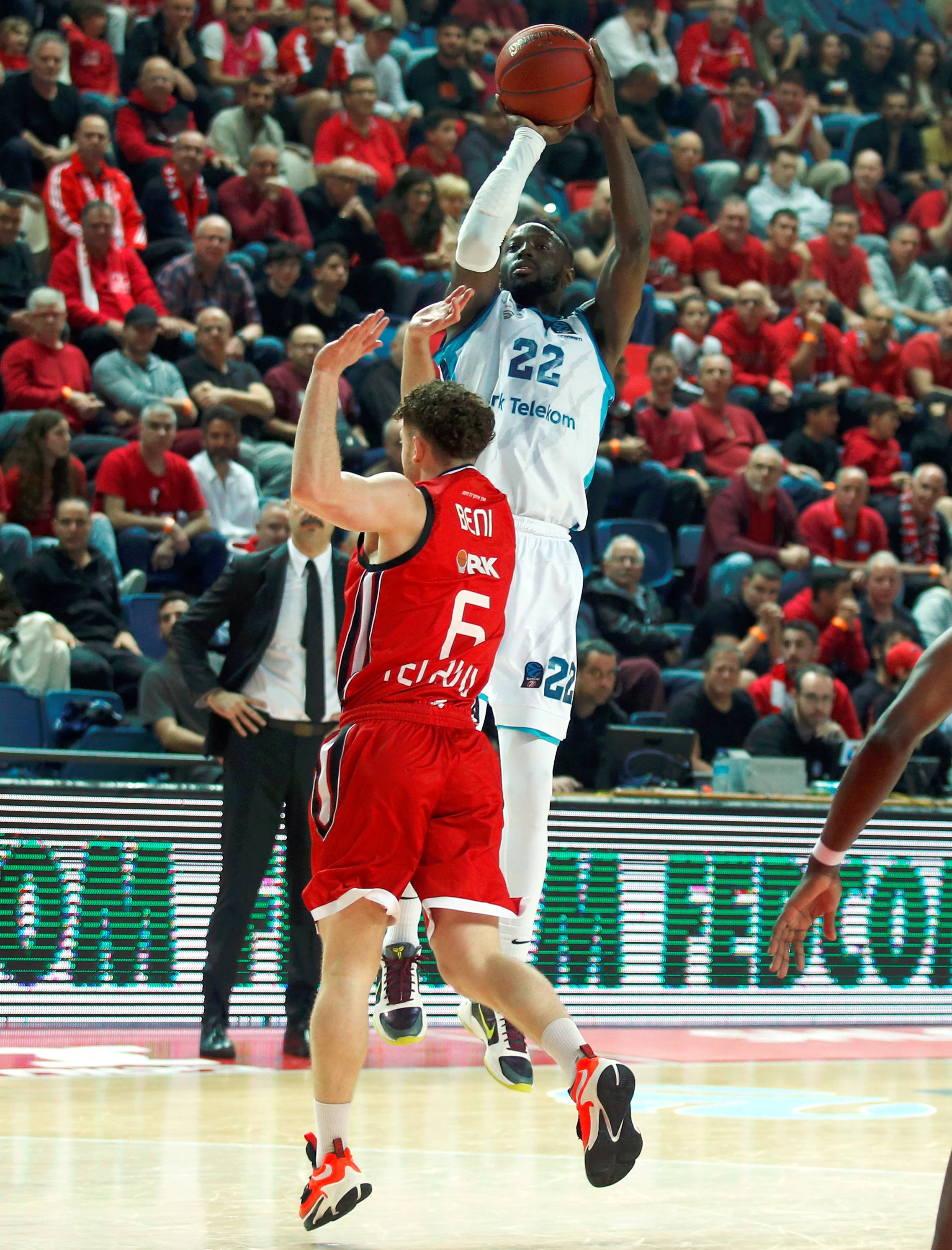 ג'ריאן גראנט, שחקן טורק טלקום לצד גיל בני, שחקן הפועל תל אביב