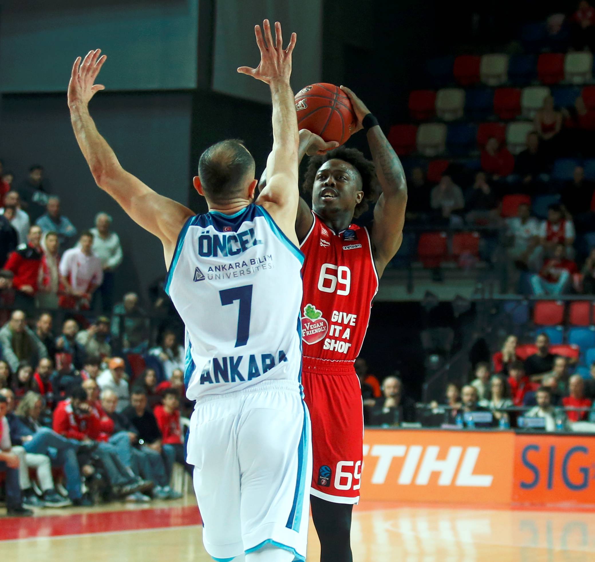 ג'ייקובן בראון, שחקן הפועל תל אביב