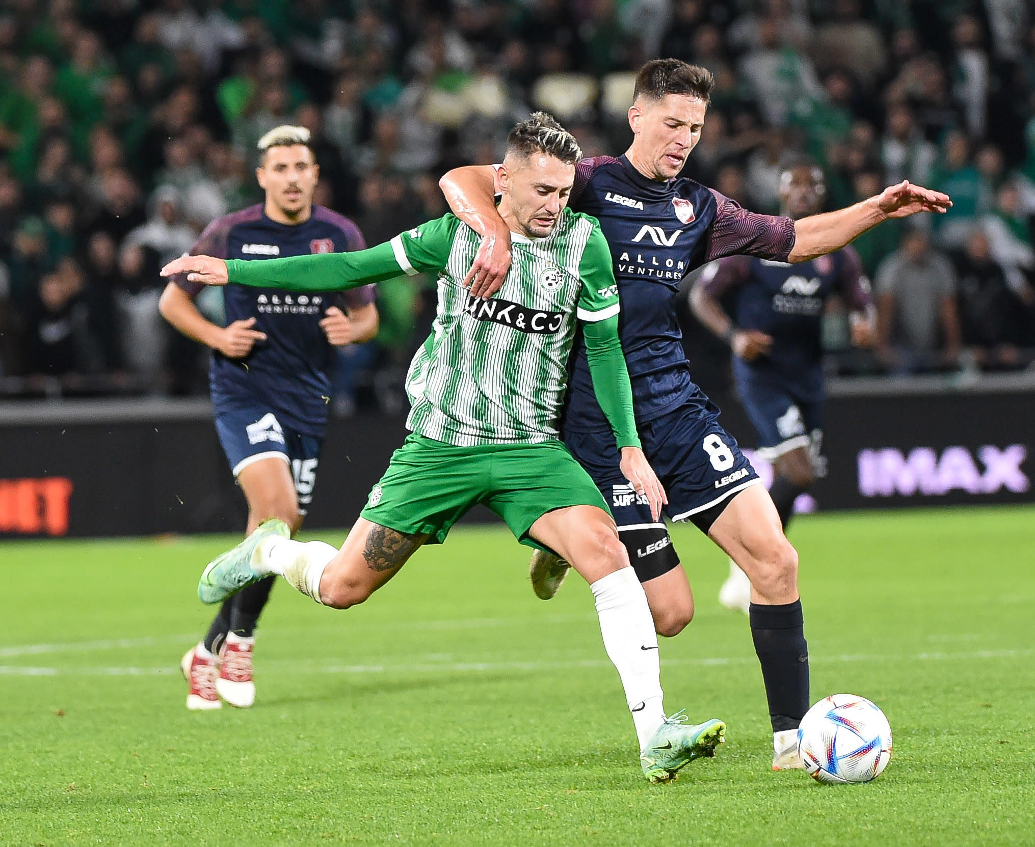 קשר מכבי חיפה עומר אצילי עוקף את גוני נאור שחקן הפועל ירושלים