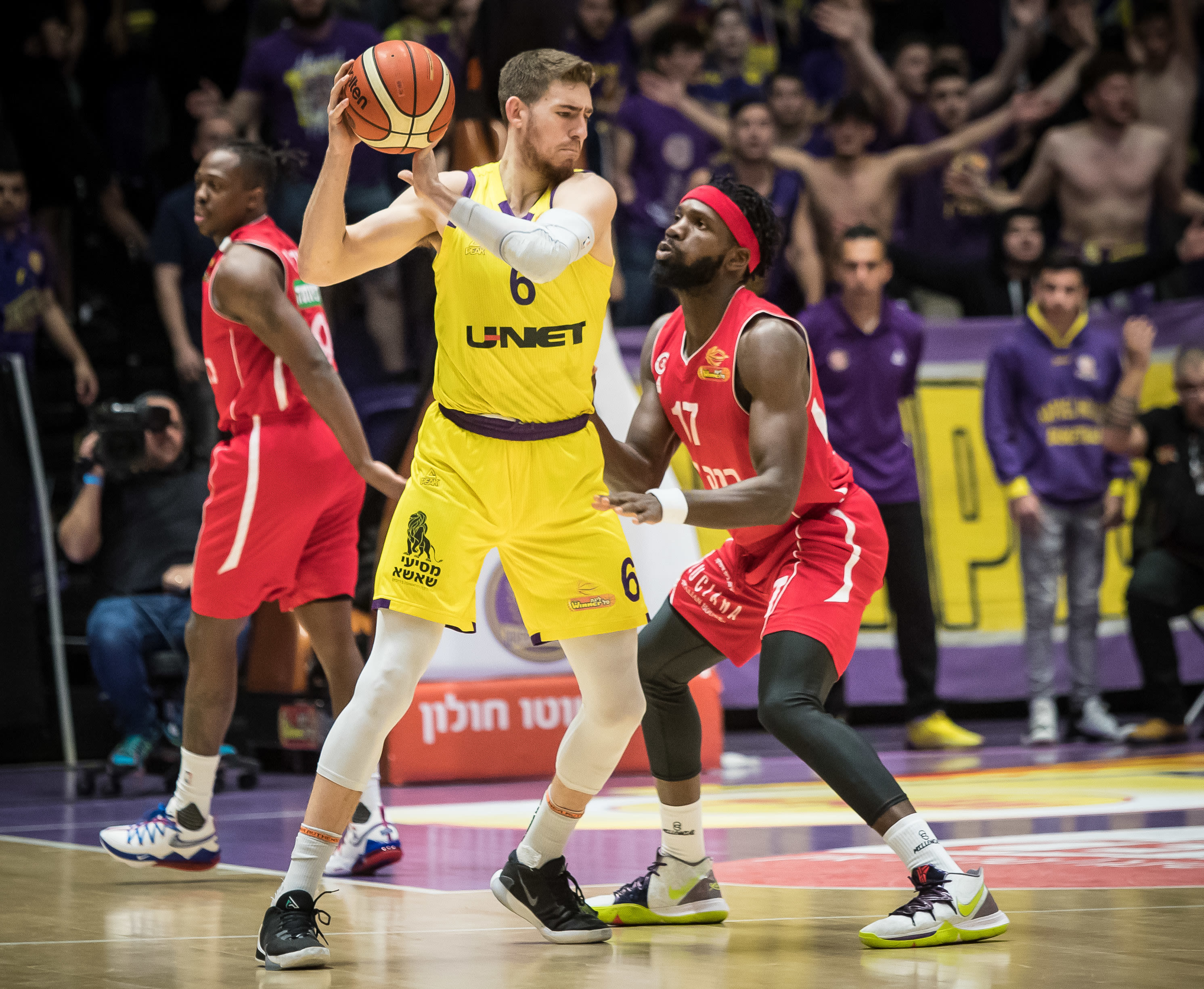 שחקן הפועל חולון טי ג'יי קליין מול שחקן הפועל ירושלים סולימאן בראימו