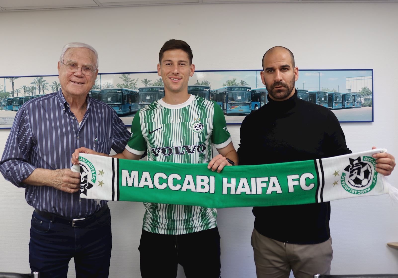 גוני נאור מוצג כשחקן מכבי חיפה לצד גל אלברמן, יעקב שחר