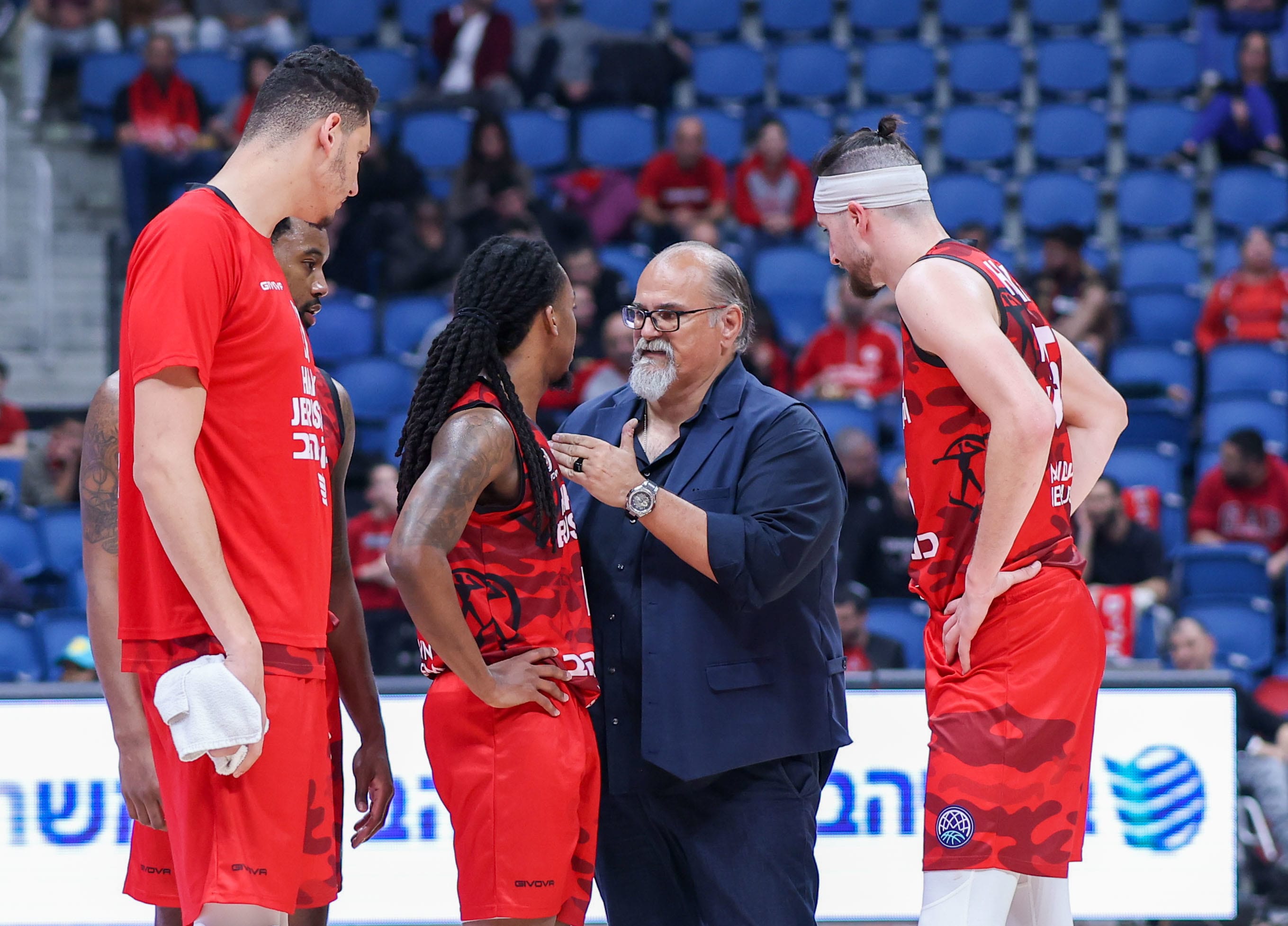 אלכסנדר דז'יקיץ' עם שחקני הפועל ירושלים