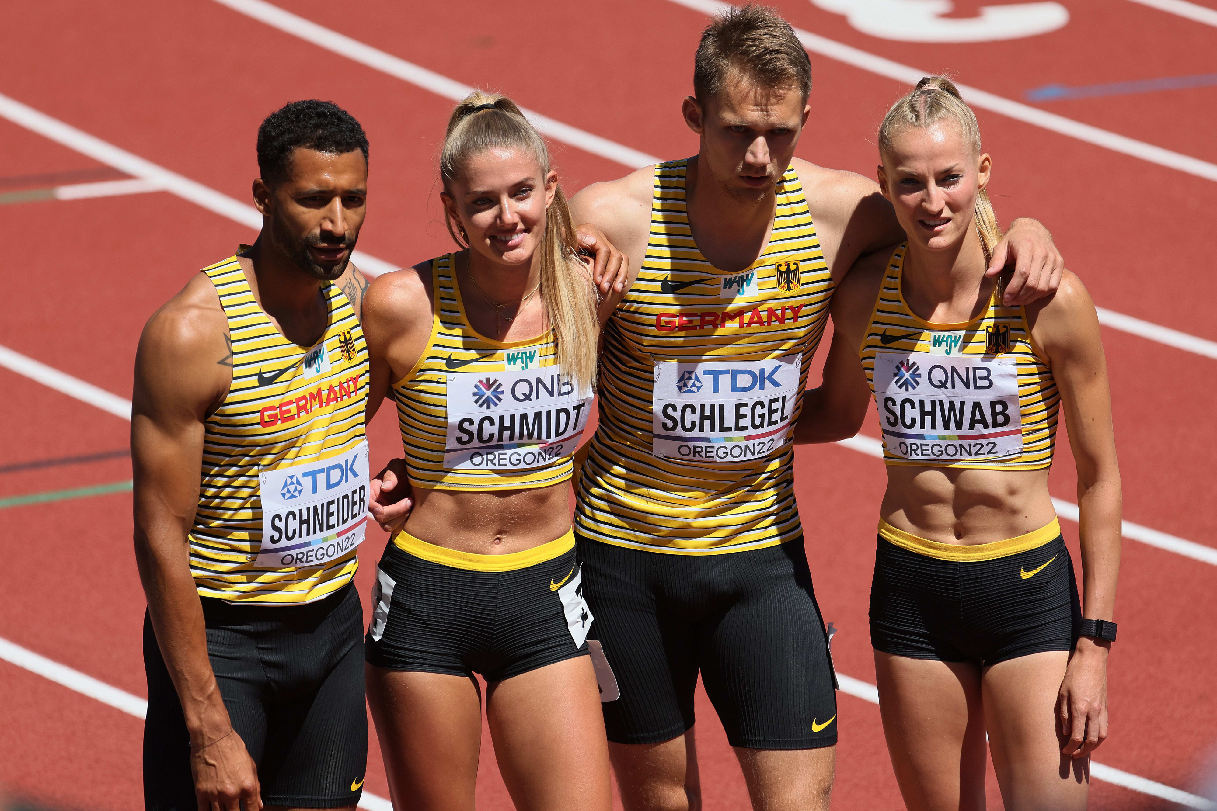 הרצה הגרמנייה אליסה שמידט עם נבחרת השליחים באליפות העולם