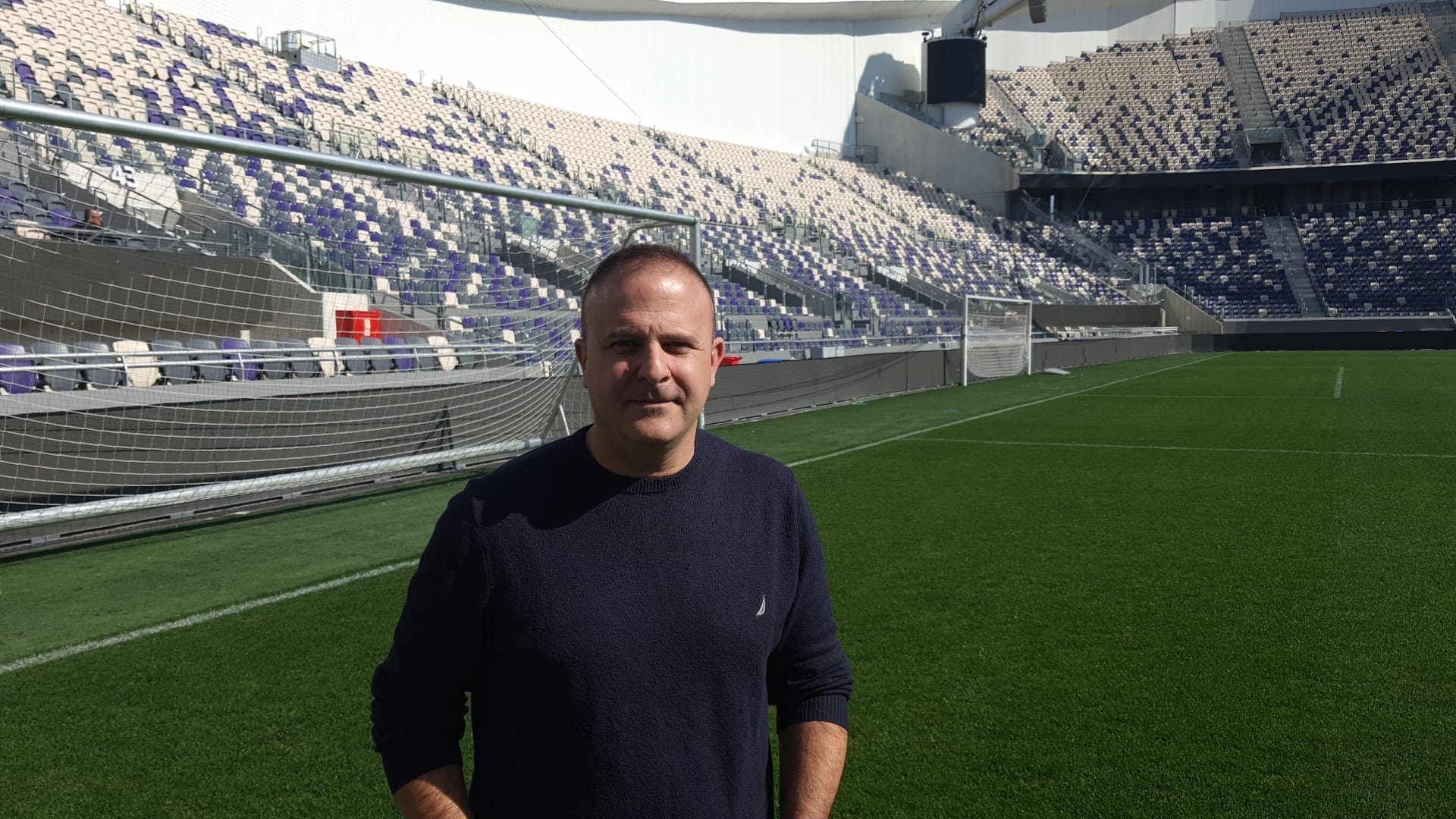 מאור בנימיני, מנכ"ל חברת היכלי הספורט של תל אביב, באצטדיון בלומפילד