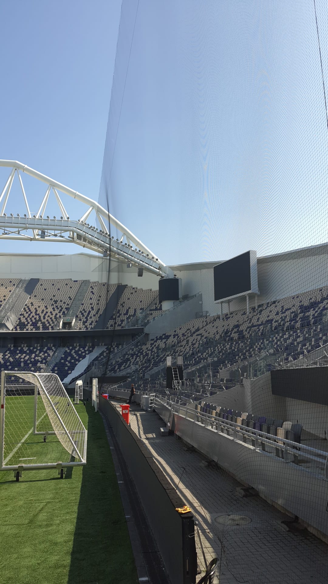 רשת הגנה מפני זריקת חפצים בשערים 10-11 באצטדיון בלומפילד