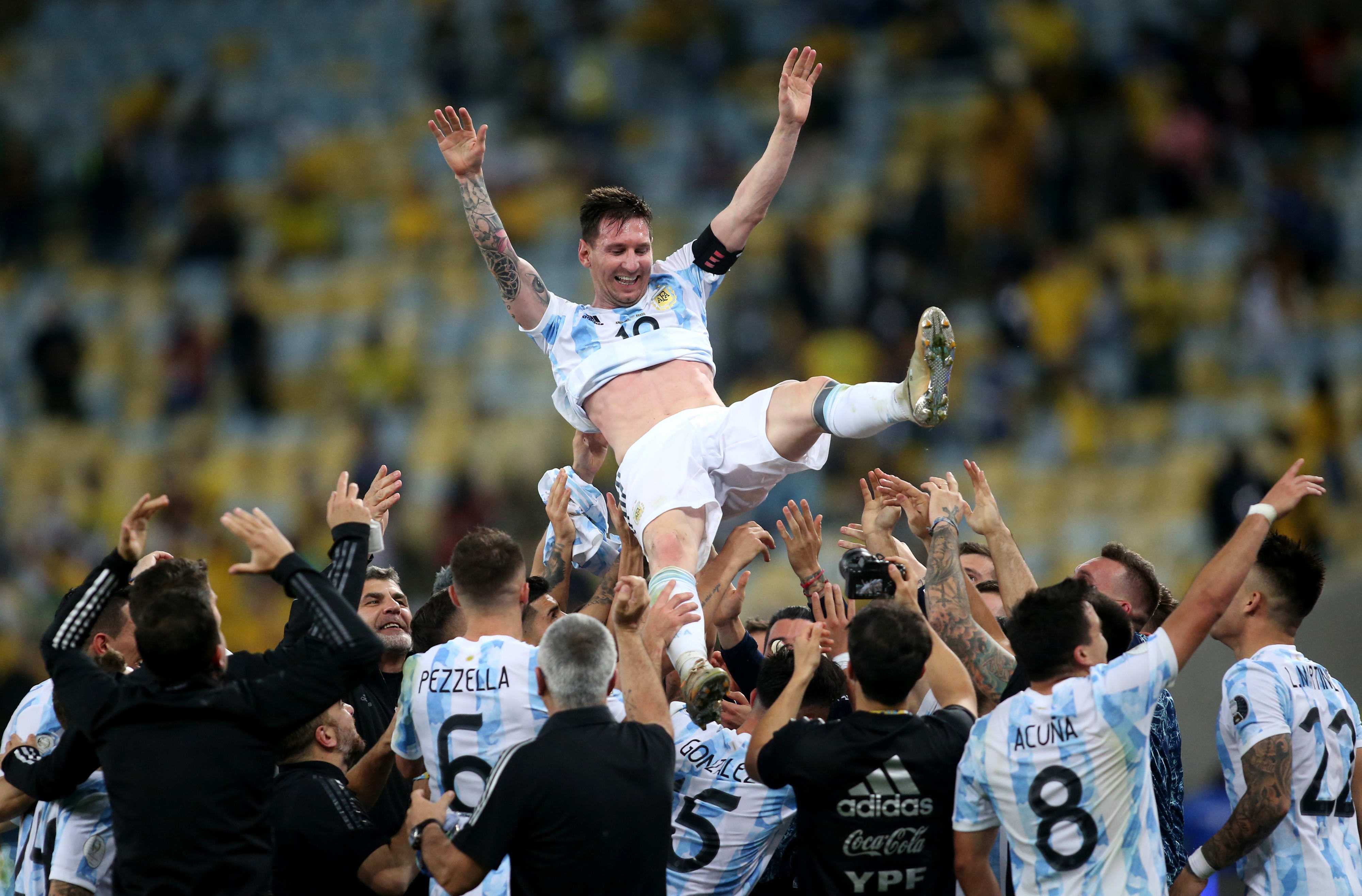 שחקני נבחרת ארגנטינה מניפים את ליאונל מסי, קופה אמריקה 2021