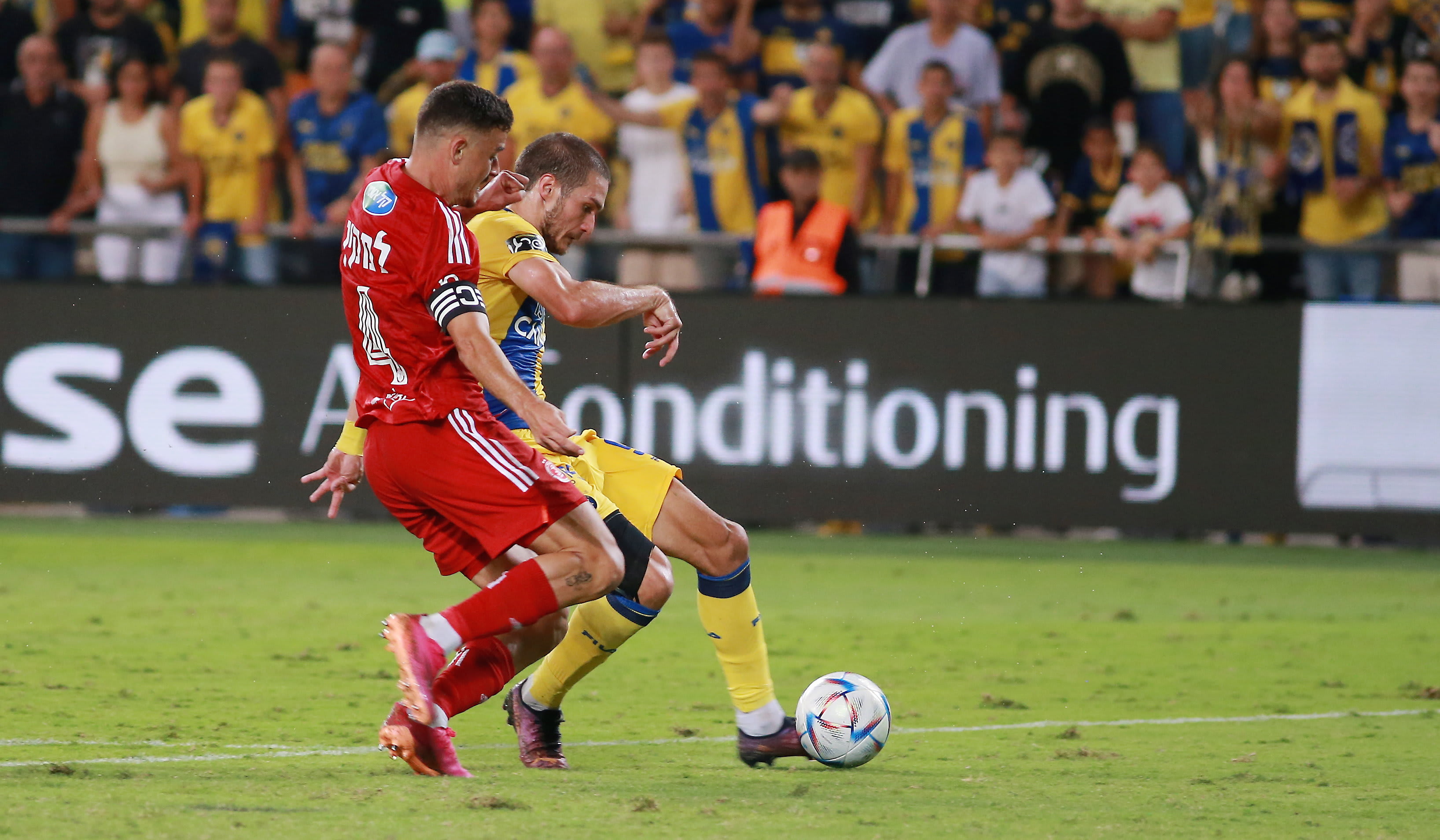 ג'ורג'ה יובאנוביץ', שחקן מכבי תל אביב, כובש מול הפועל תל אביב