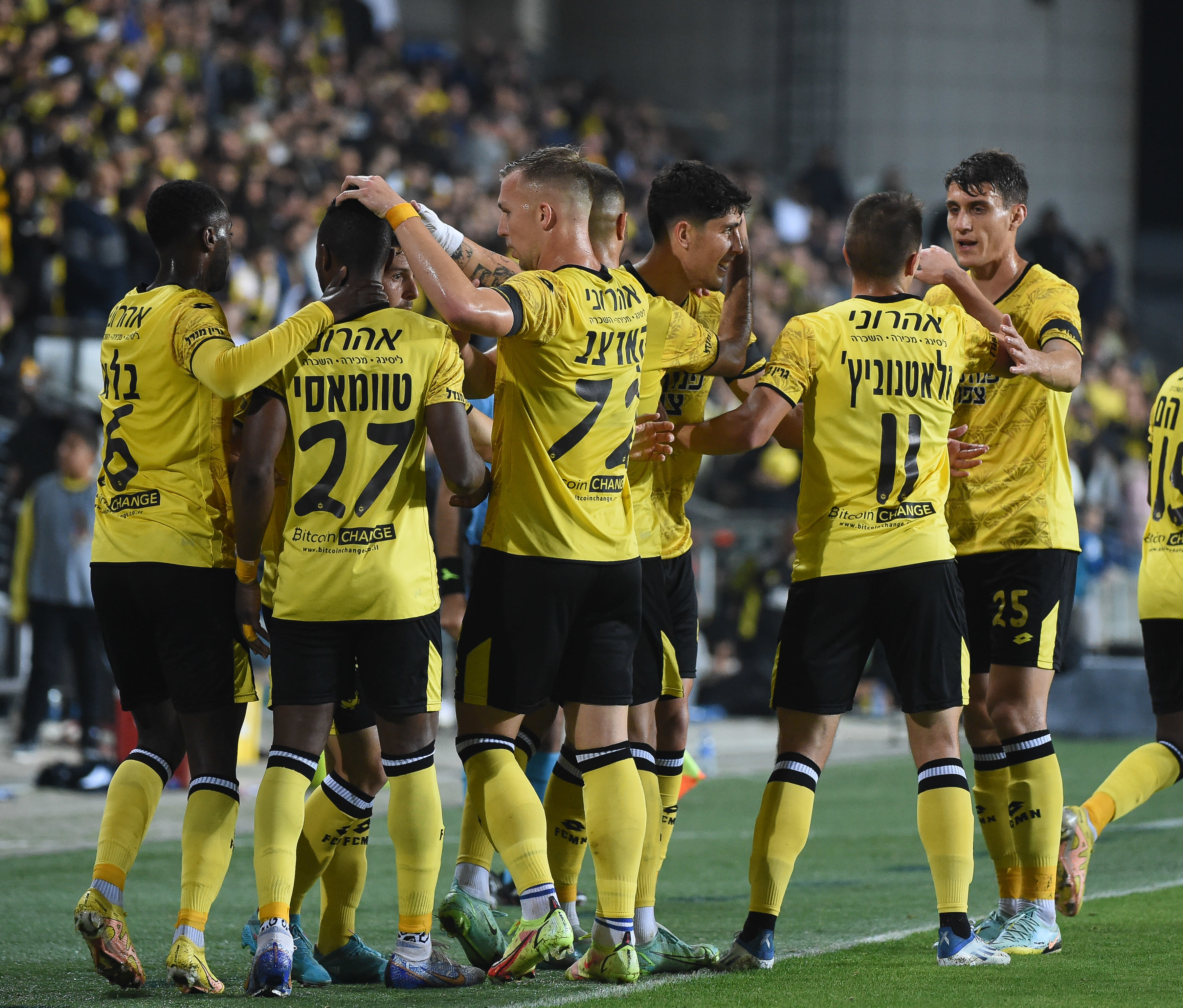 שחקני מכבי נתניה חוגגים