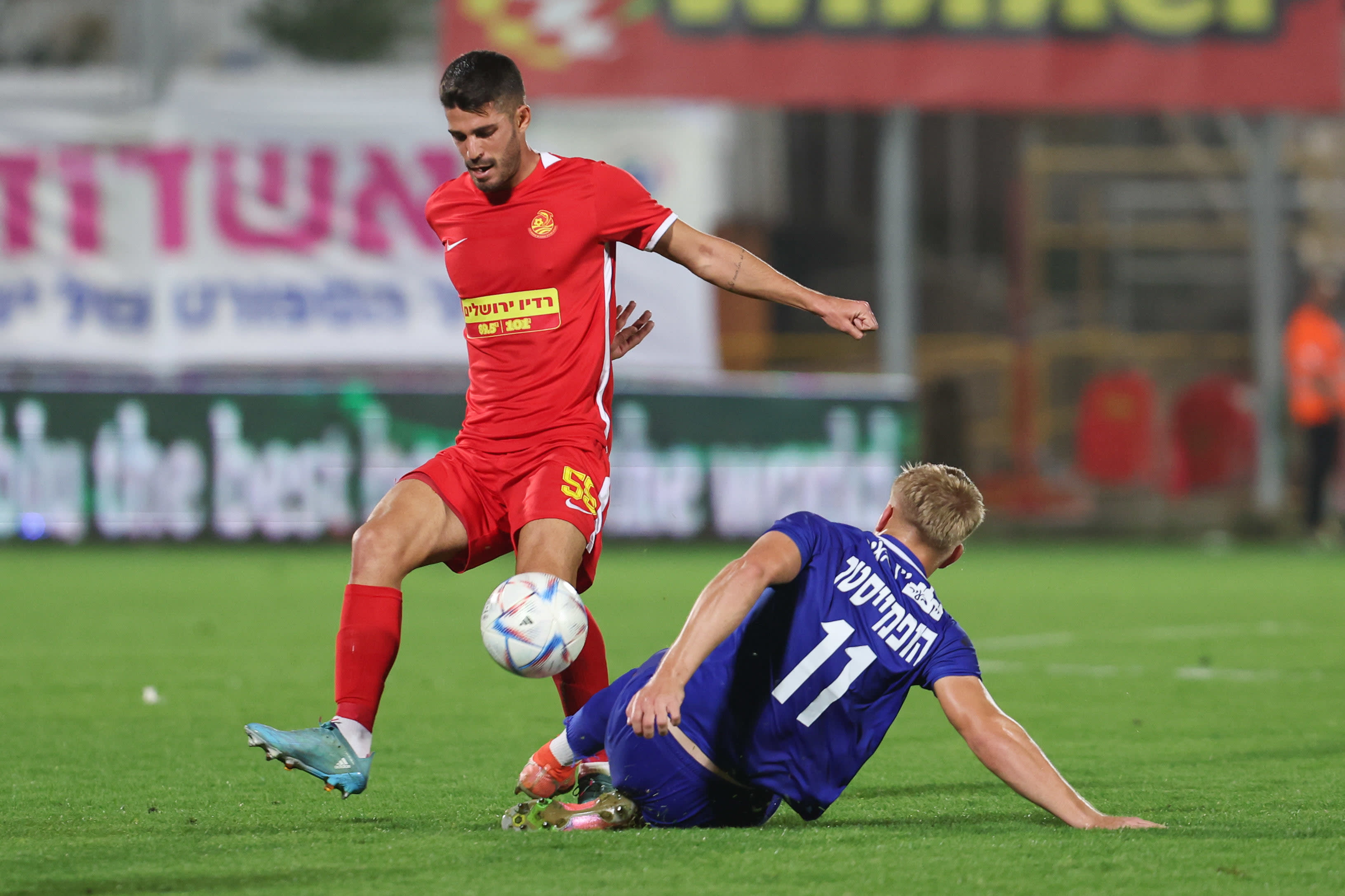 נאור סבג, שחקן מ.ס. אשדוד לצד יואב הופמייסטר, שחקן עירוני קרית שמונה