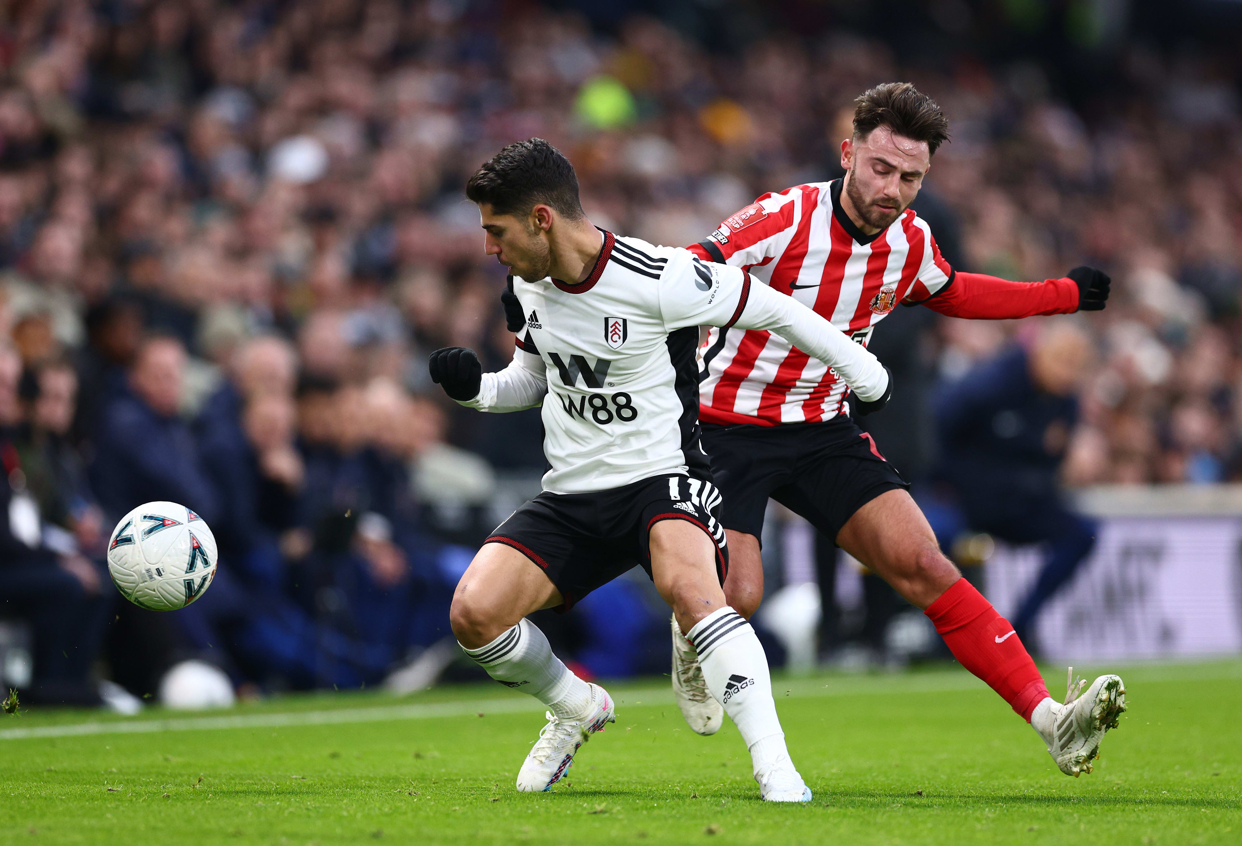 מנור סולומון שחקן פולהאם לפני פטריק רוברטס שחקן סנדרלנד