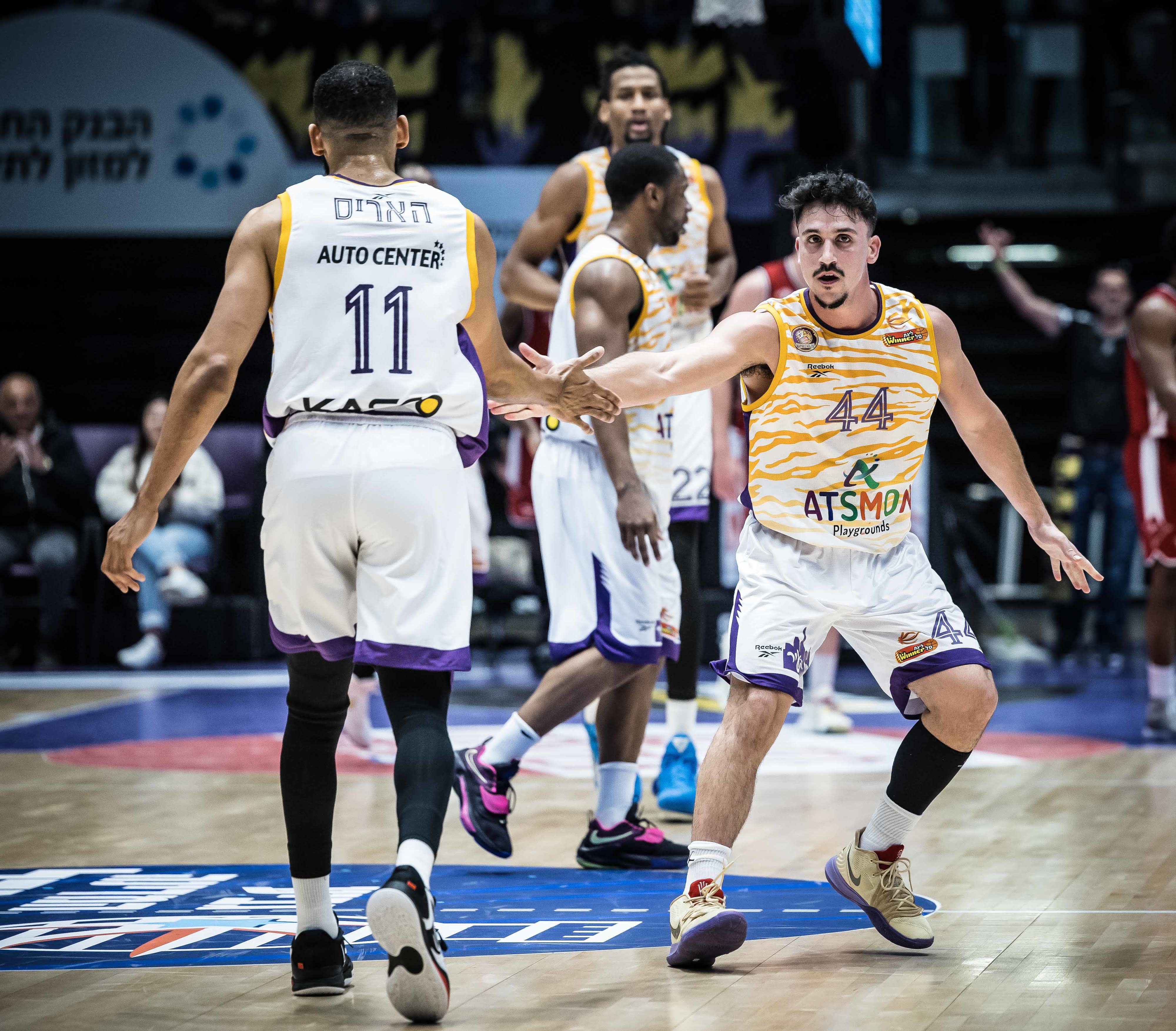 שחקן הפועל חולון ניב משגב עם סי ג'יי האריס