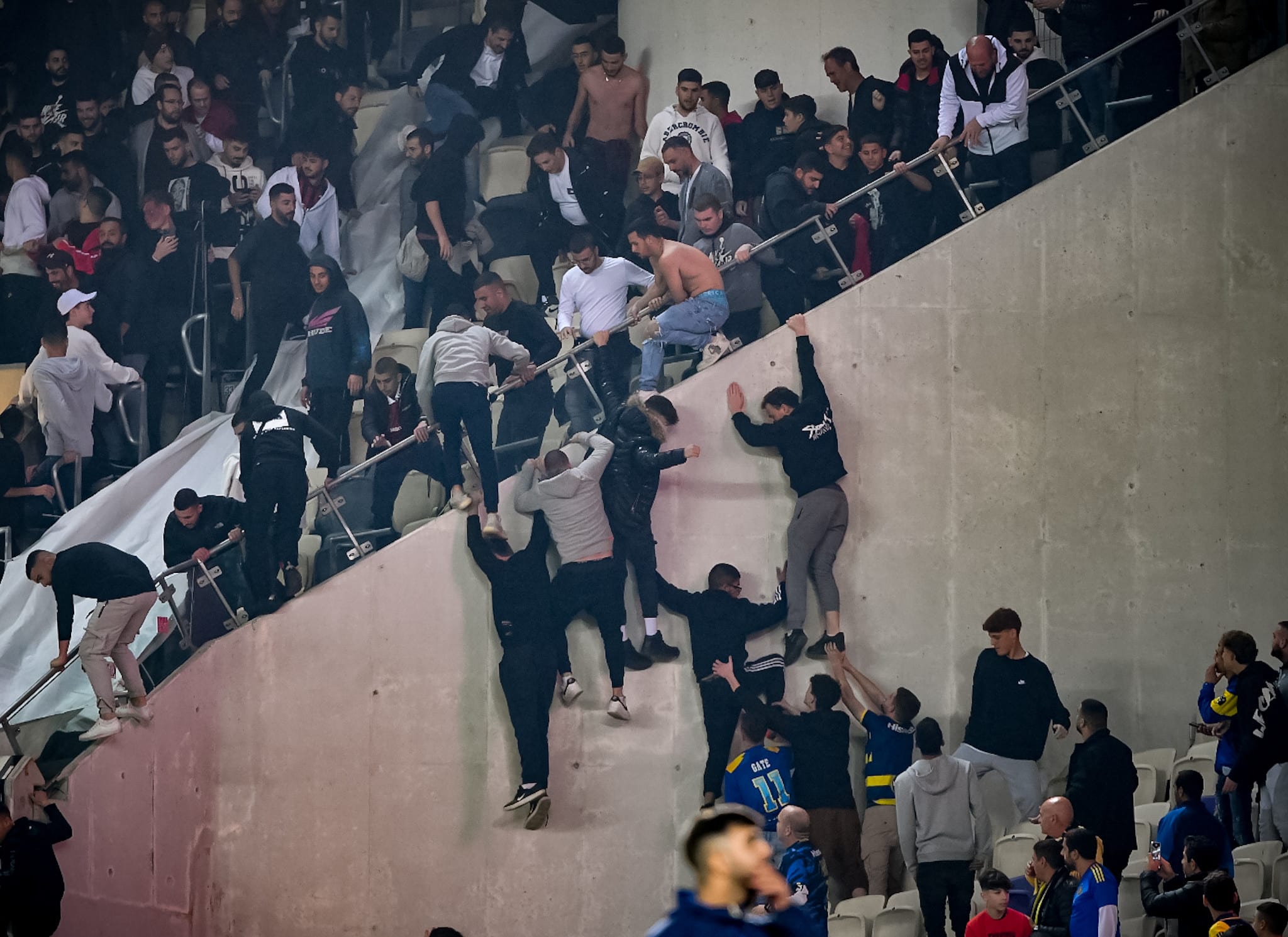 אוהדי מכבי תל אביב עוברים לשער 11