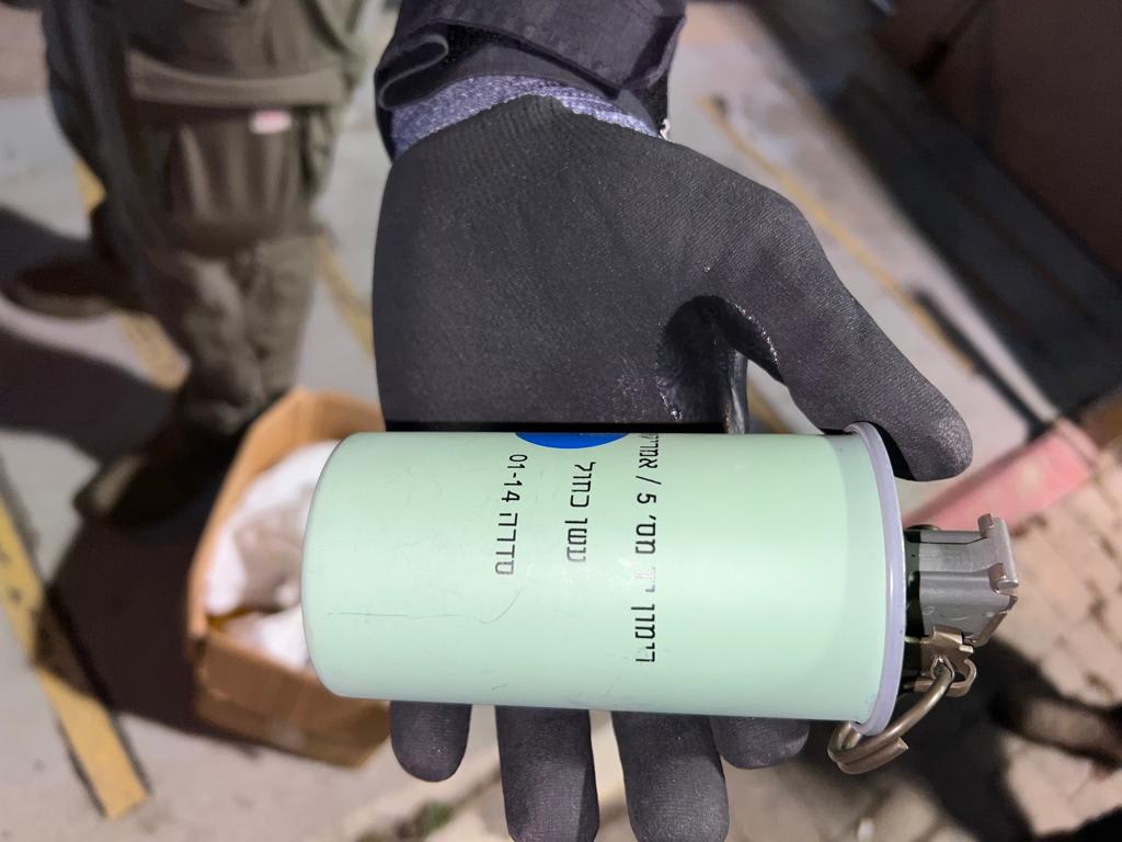 המשטרה עצרה חשוד עם 90 אבוקות ו-24 רימונים לשימוש בדרבי התל אביבי