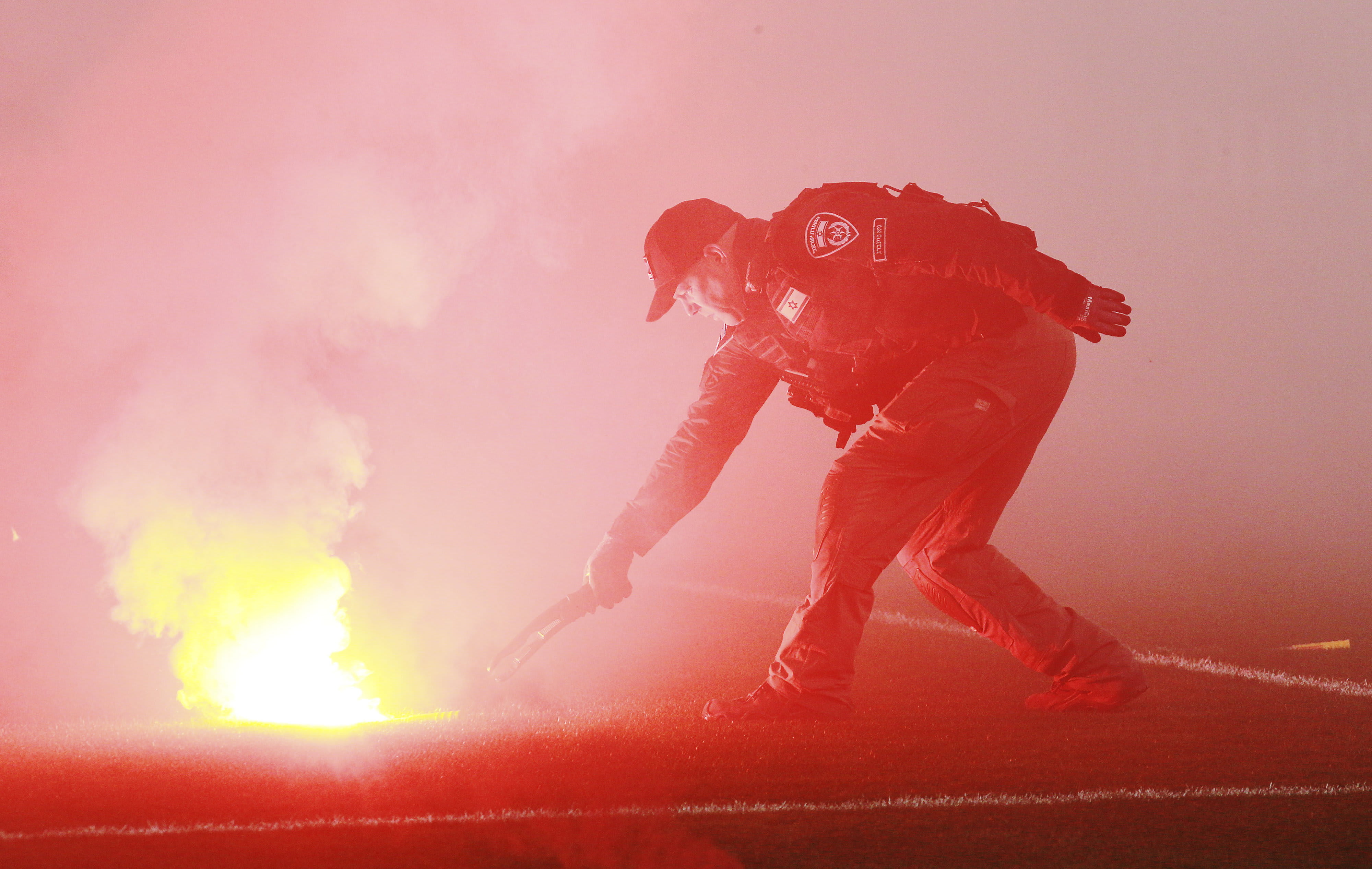 שוטר מוציא אבוקה מכר הדשא בדרבי: הפועל תל אביב מול מכבי תל אביב
