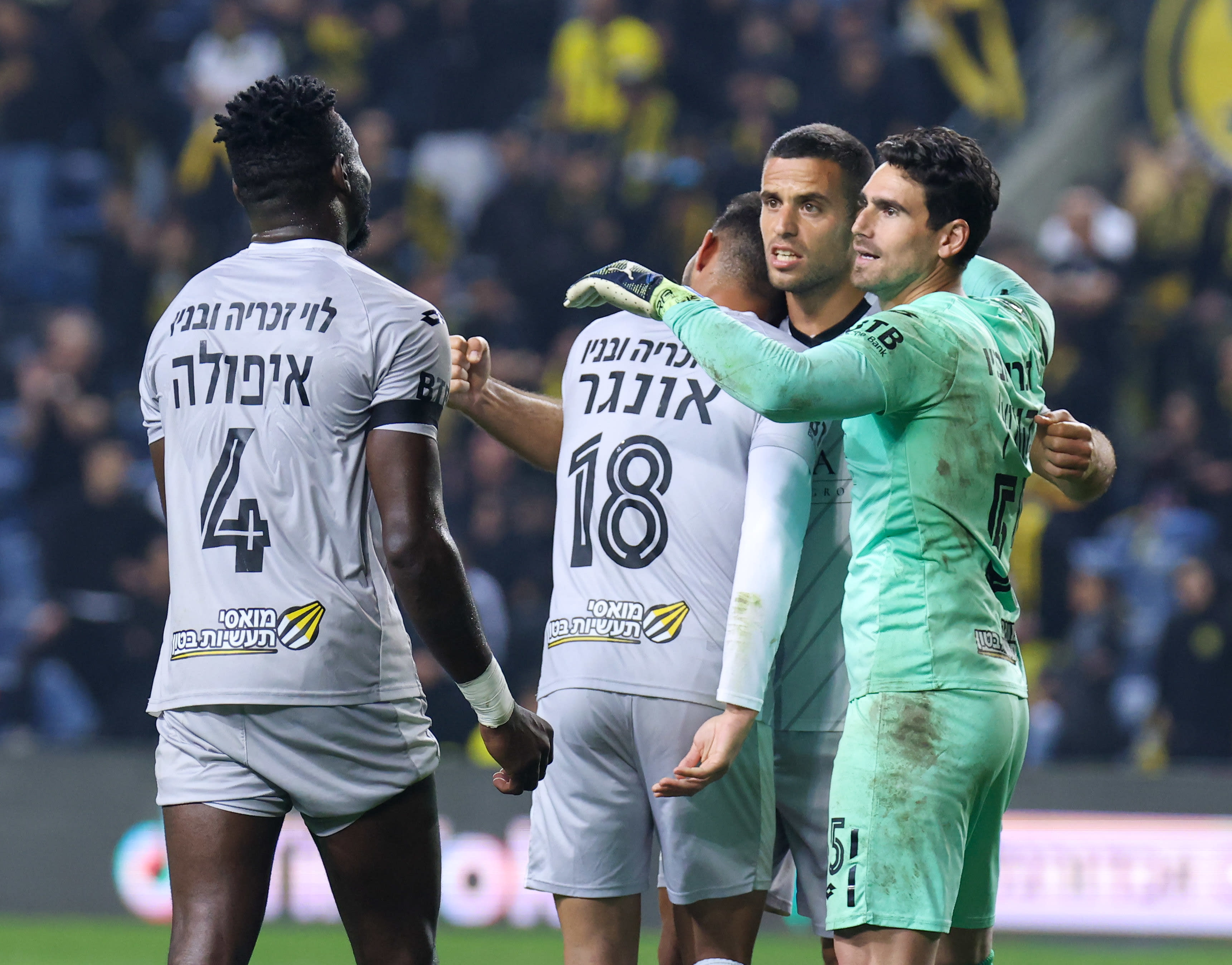 שחקני הפועל חדרה חוגגים