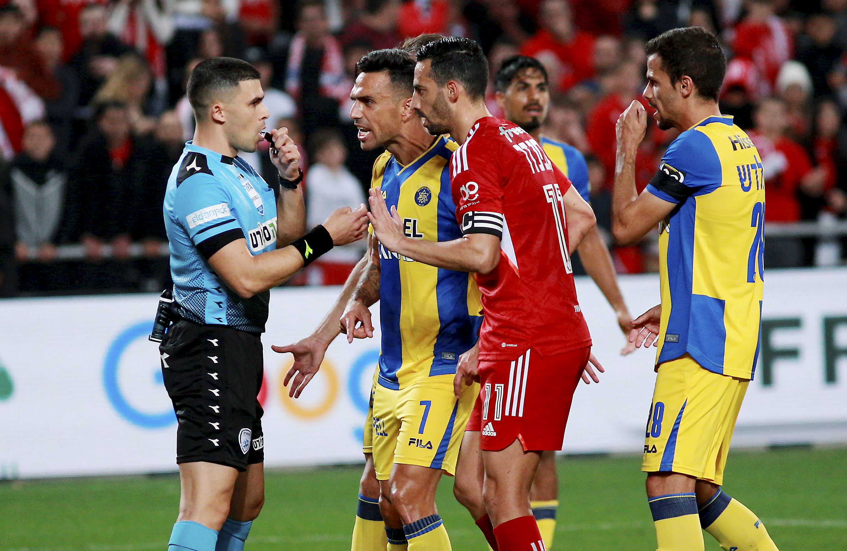 דן איינבינדר שחקן הפועל תל אביב עם ערן זהבי שחקן מכבי תל אביב והשופט שניר לוי