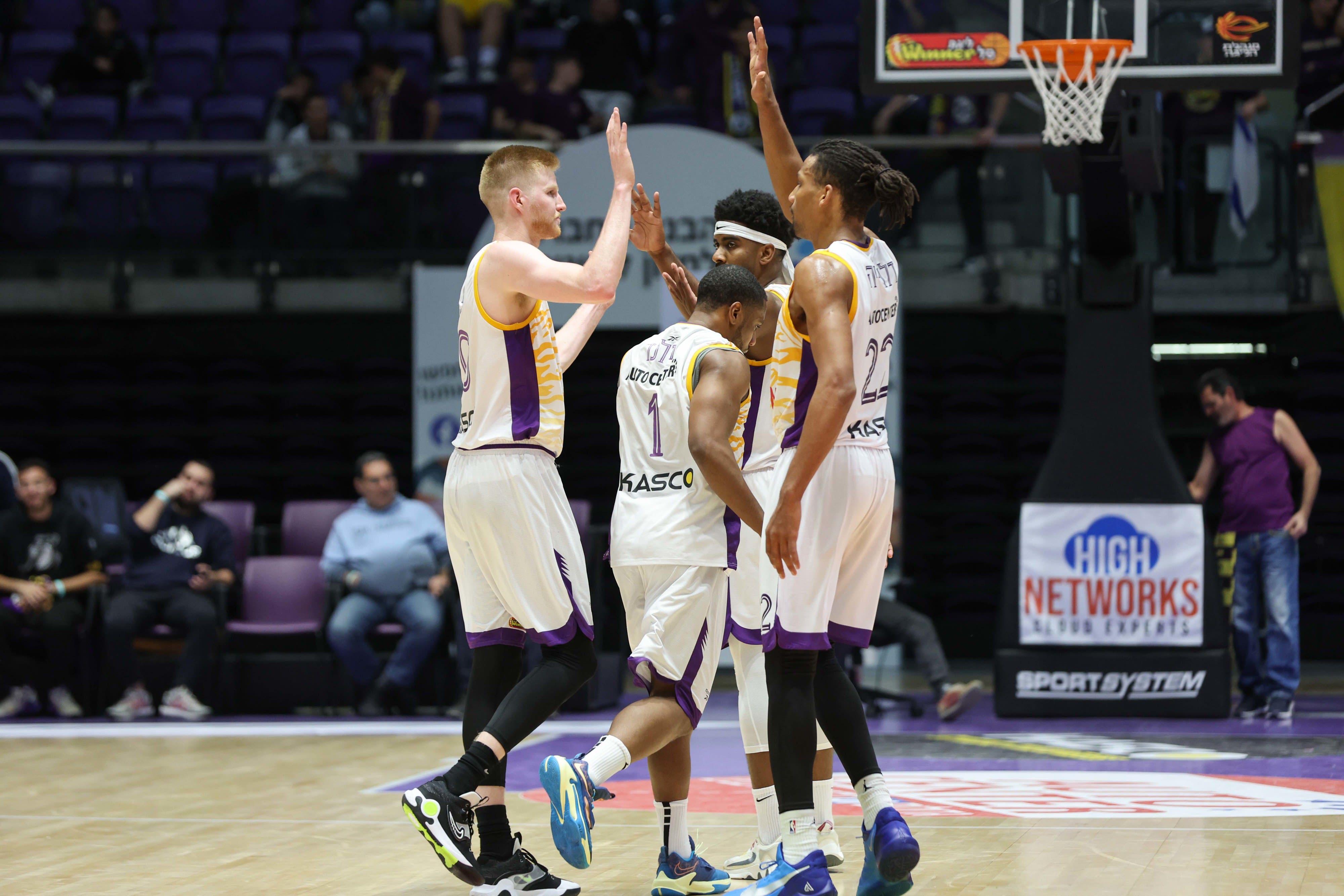 שחקני הפועל חולון