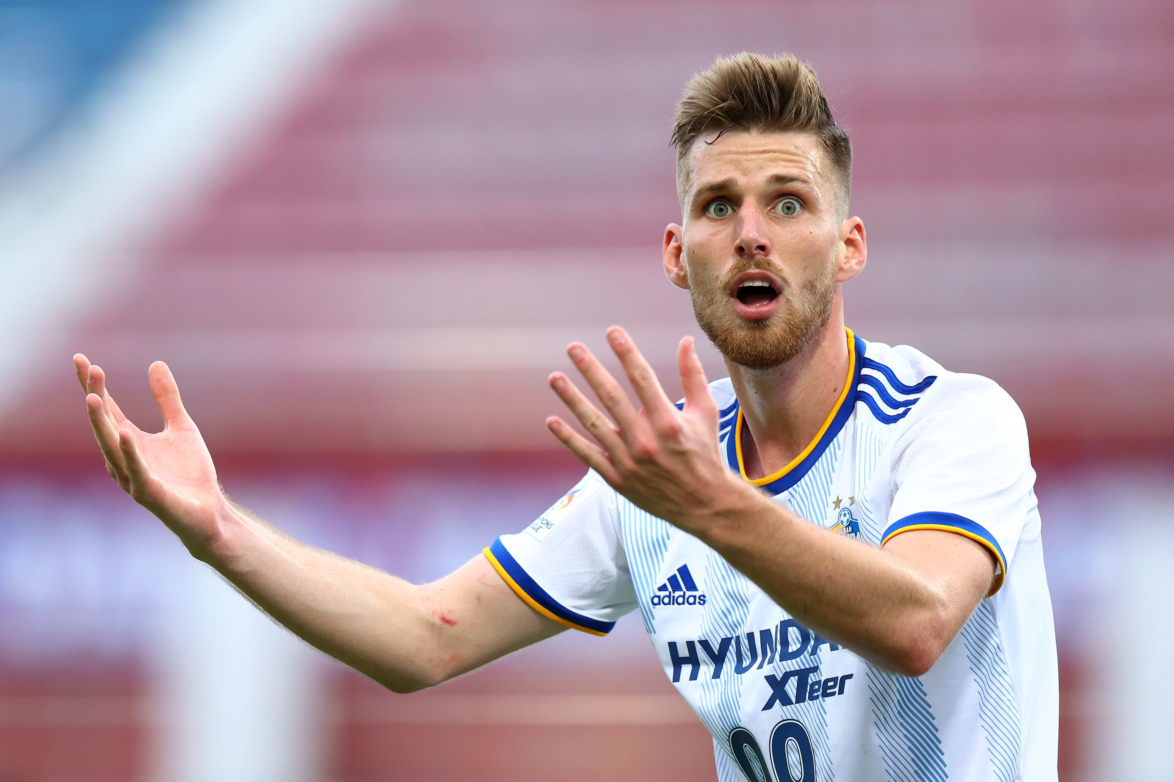 מארק קוסטה חלוץ הונגרי במדי אולסן יונדאי