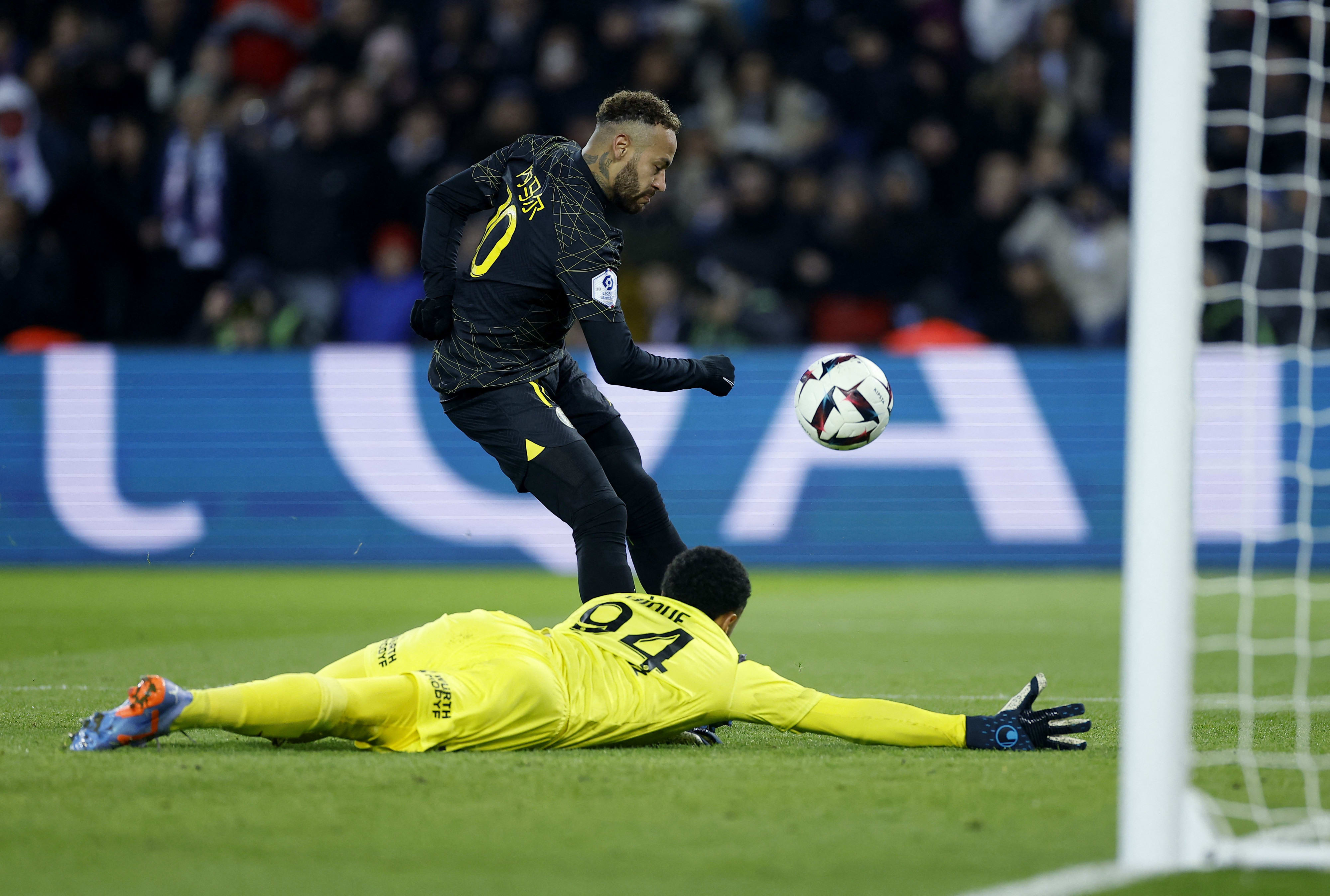 ניימאר שחקן פריז סן ז'רמן כובש שער