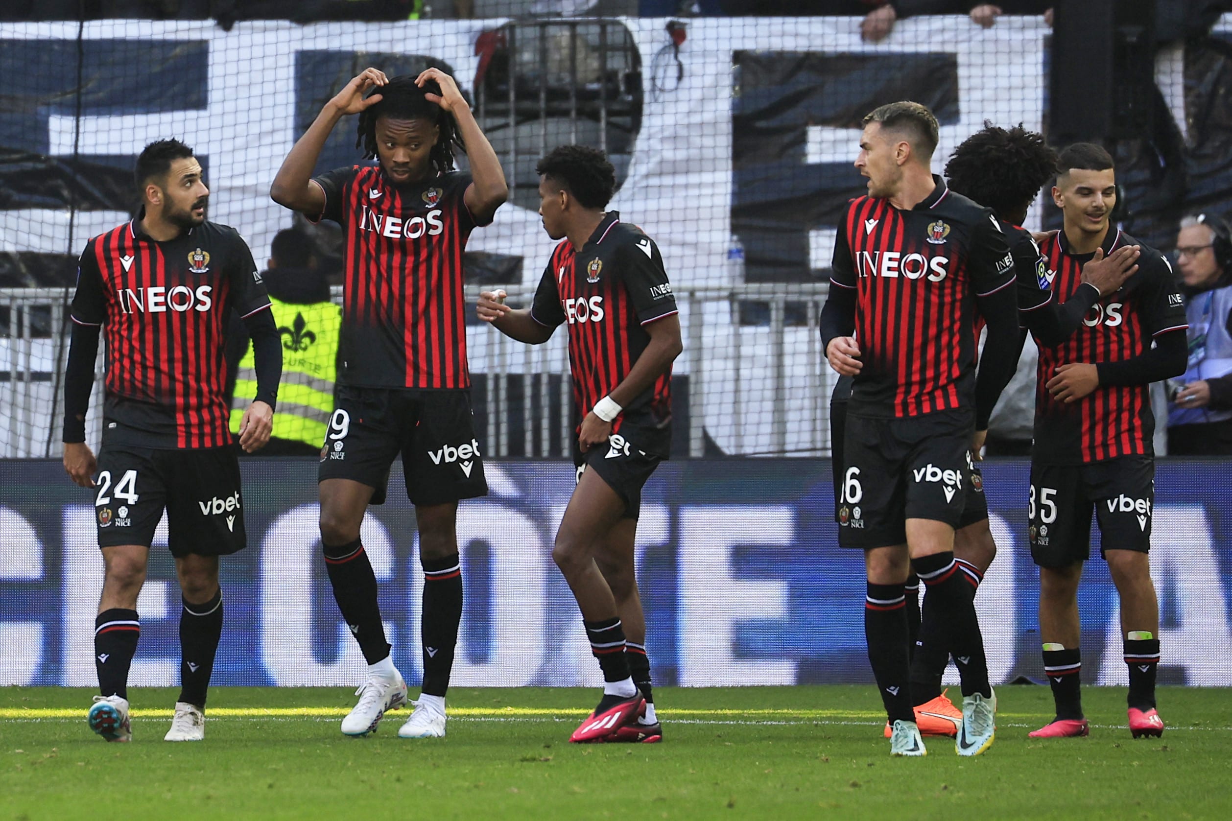 שחקני ניס חוגגים