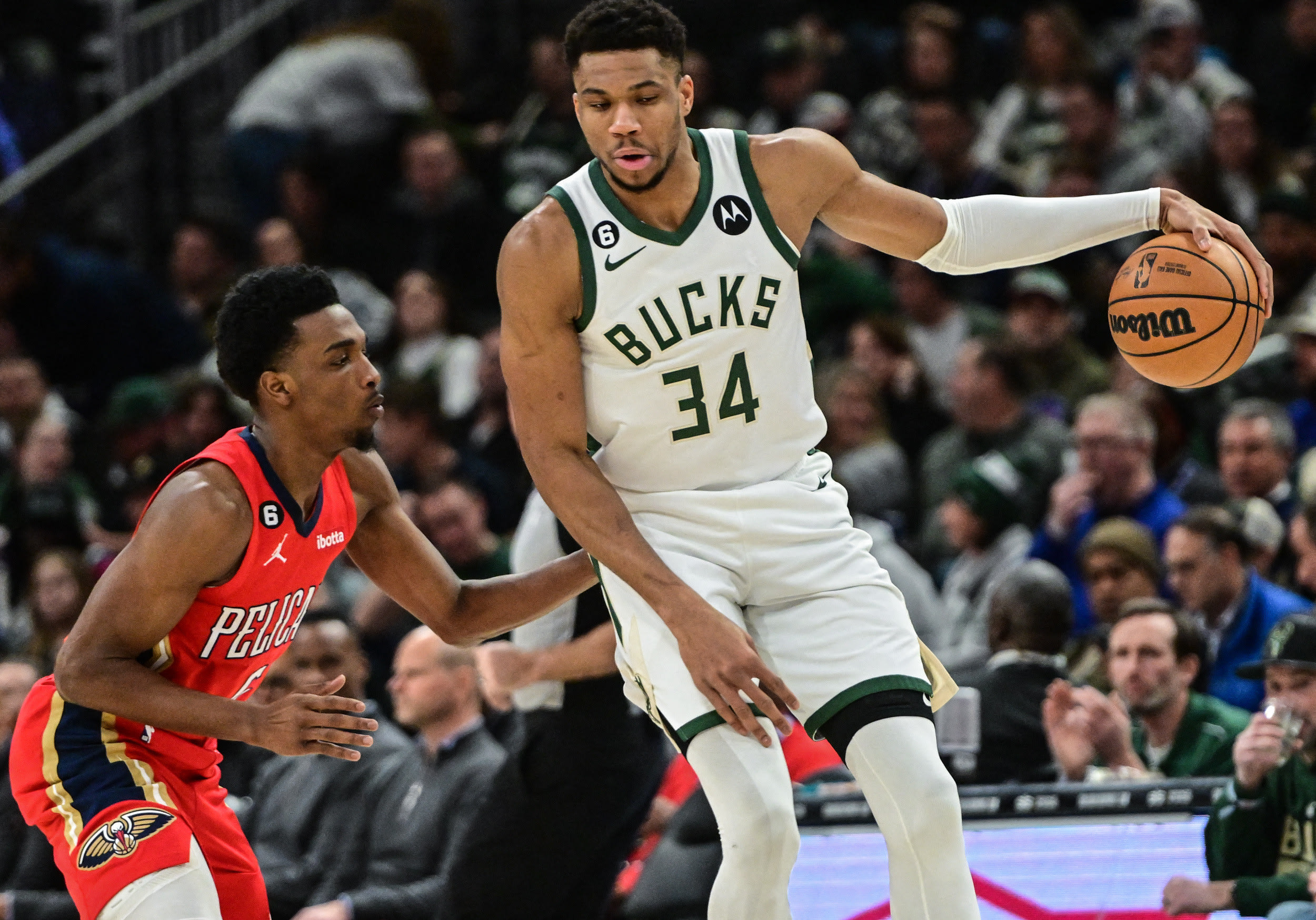 שחקן מילווקי באקס יאניס אנטטוקומפו מול שחקן ניו אורלינס פליקנס הרב ג'ונס