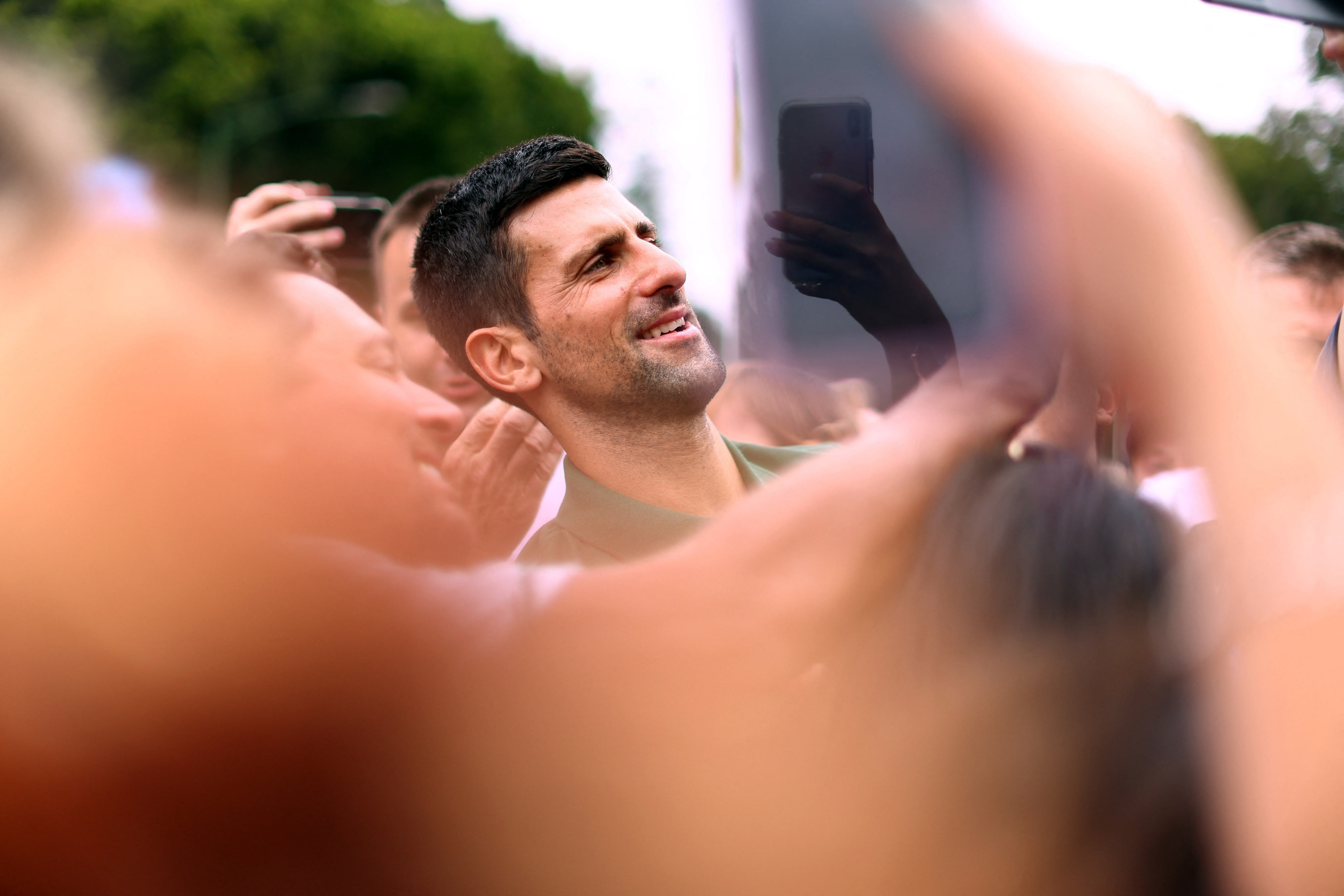 נובאק דג'וקוביץ' מצטלם עם מעריצים במלבורן