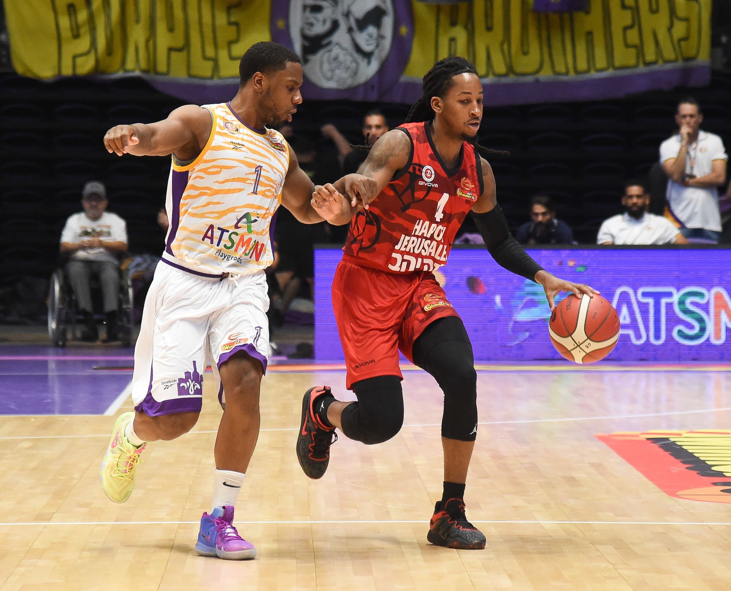 שחקן הפועל ירושלים ספידי סמית' מול ג'ו רגלנד מהפועל חולון