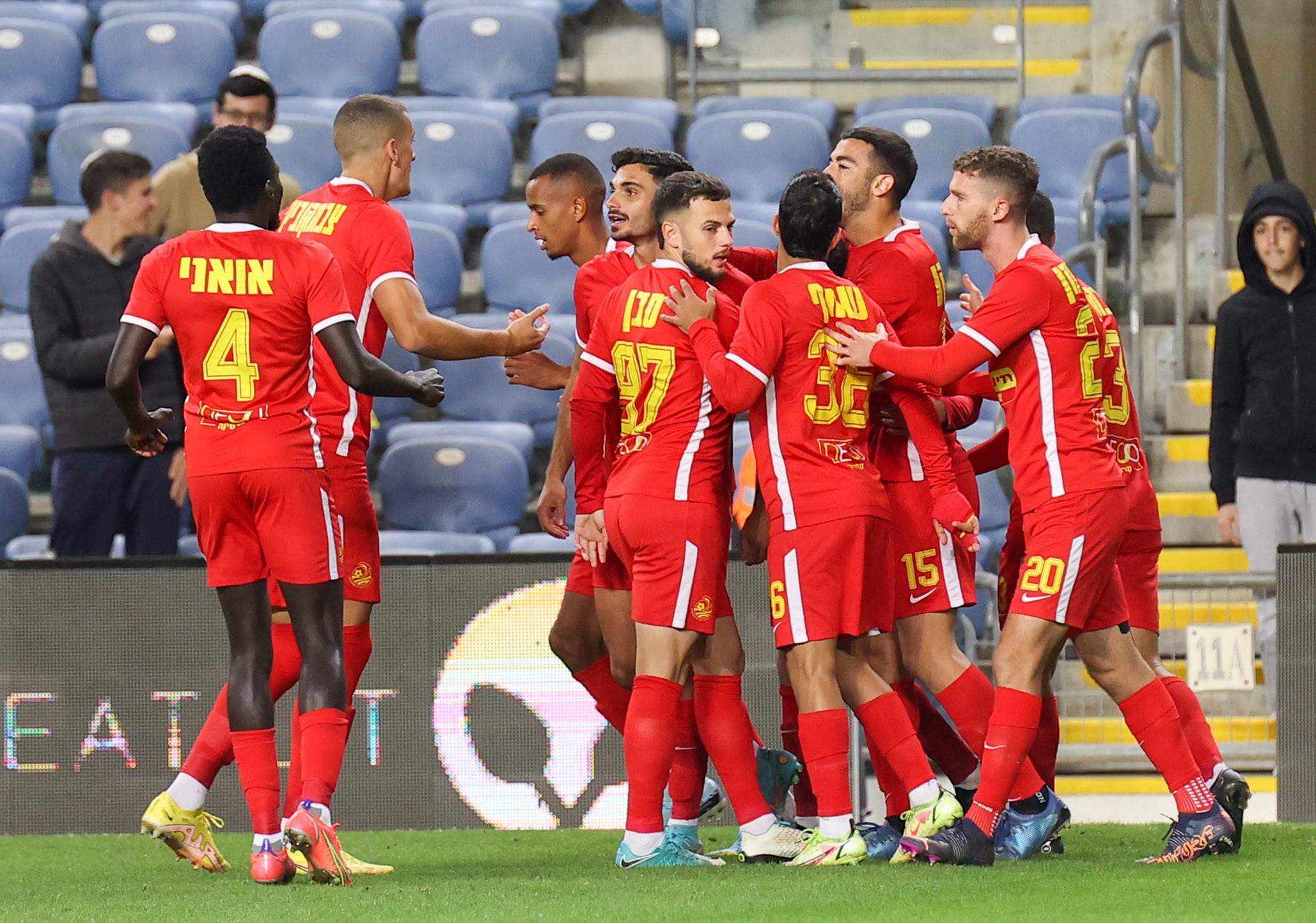 שחקני מ.ס. אשדוד חוגגים