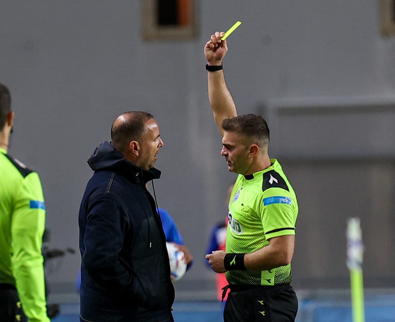 שלומי בן אברהם שולף כרטיס צהוב למאמן מ.ס. אשדוד רן בן שמעון