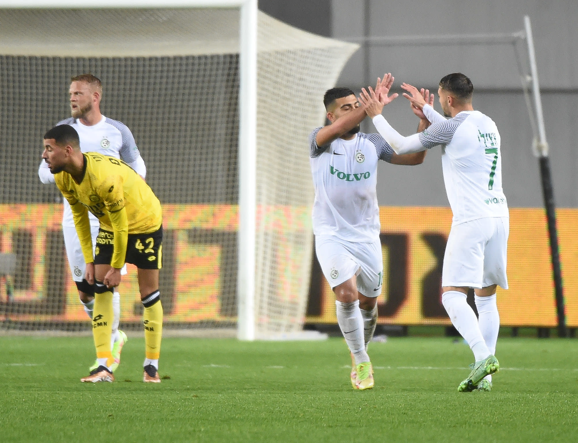 עומר אצילי עם מוחמד אבו פאני שחקני מכבי חיפה