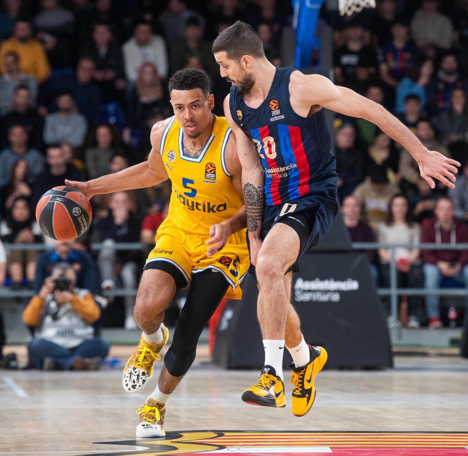 Niko Proprofitola, a Barcelona player, in front of Wade Baldwin, Maccabi Tel Aviv