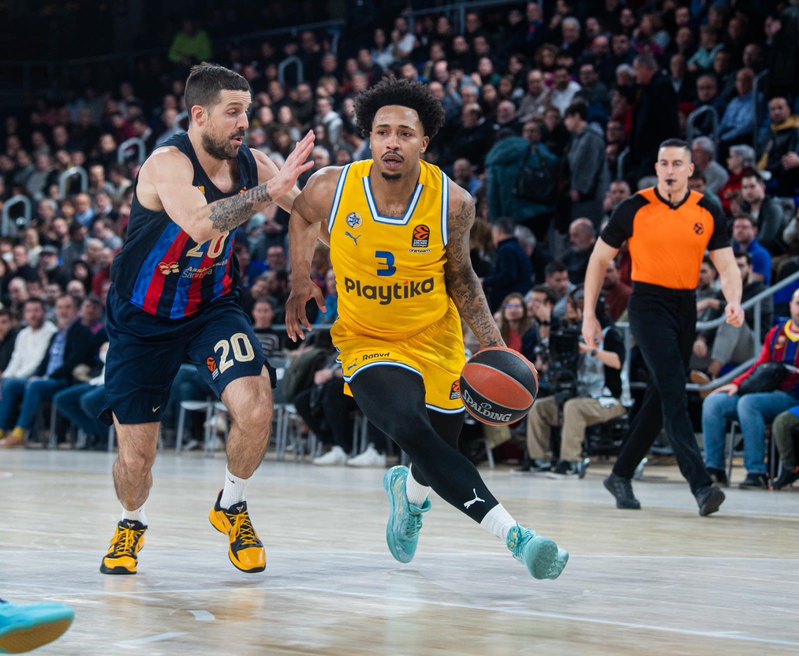 ניקו לפרוביטולה שחקן ברצלונה, מול ג'יילן אדאמס, מכבי תל אביב