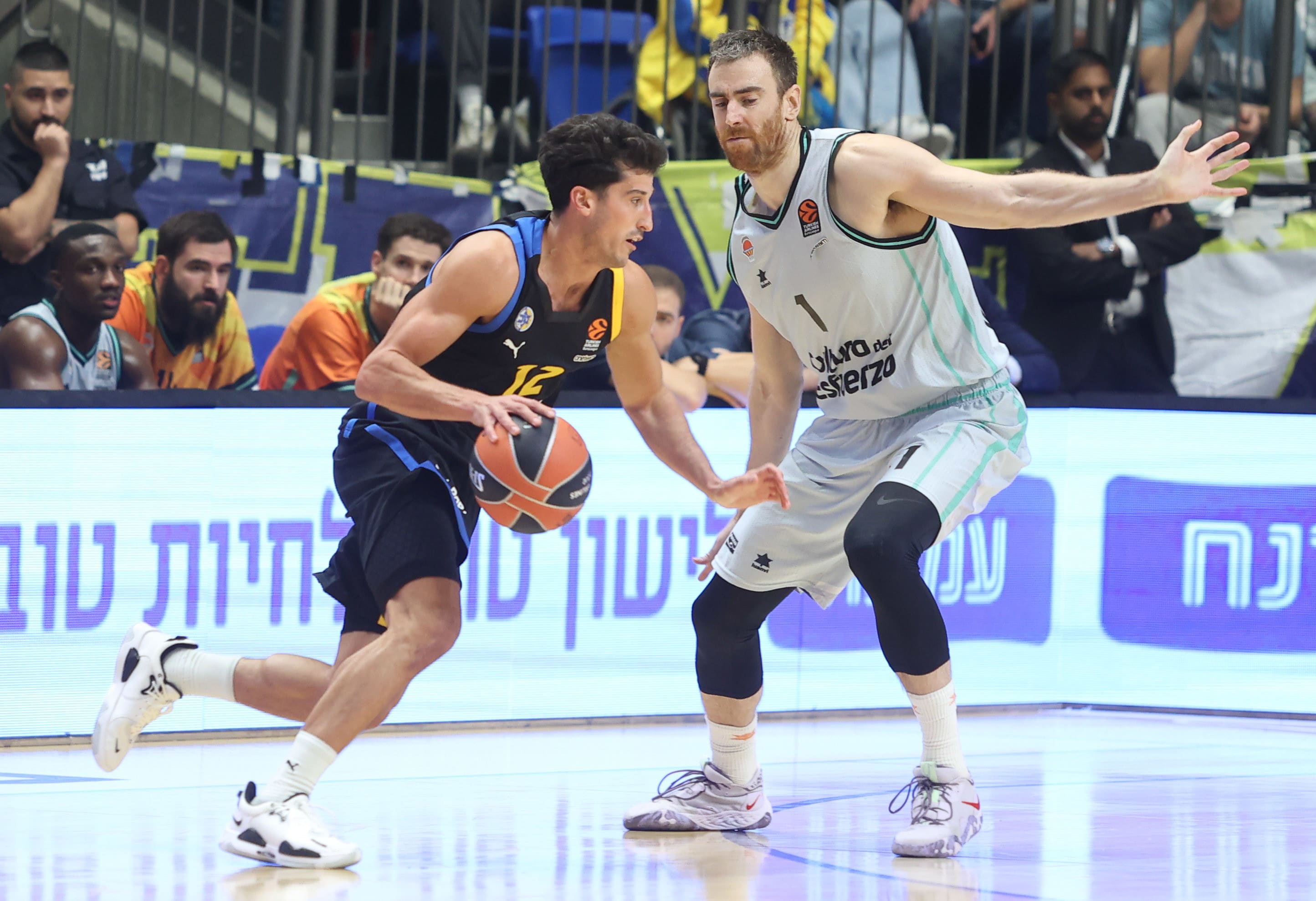 שחקן מכבי תל אביב ג'ון דיברתולומיאו מול שחקן ולנסיה ויקטור קלאבר