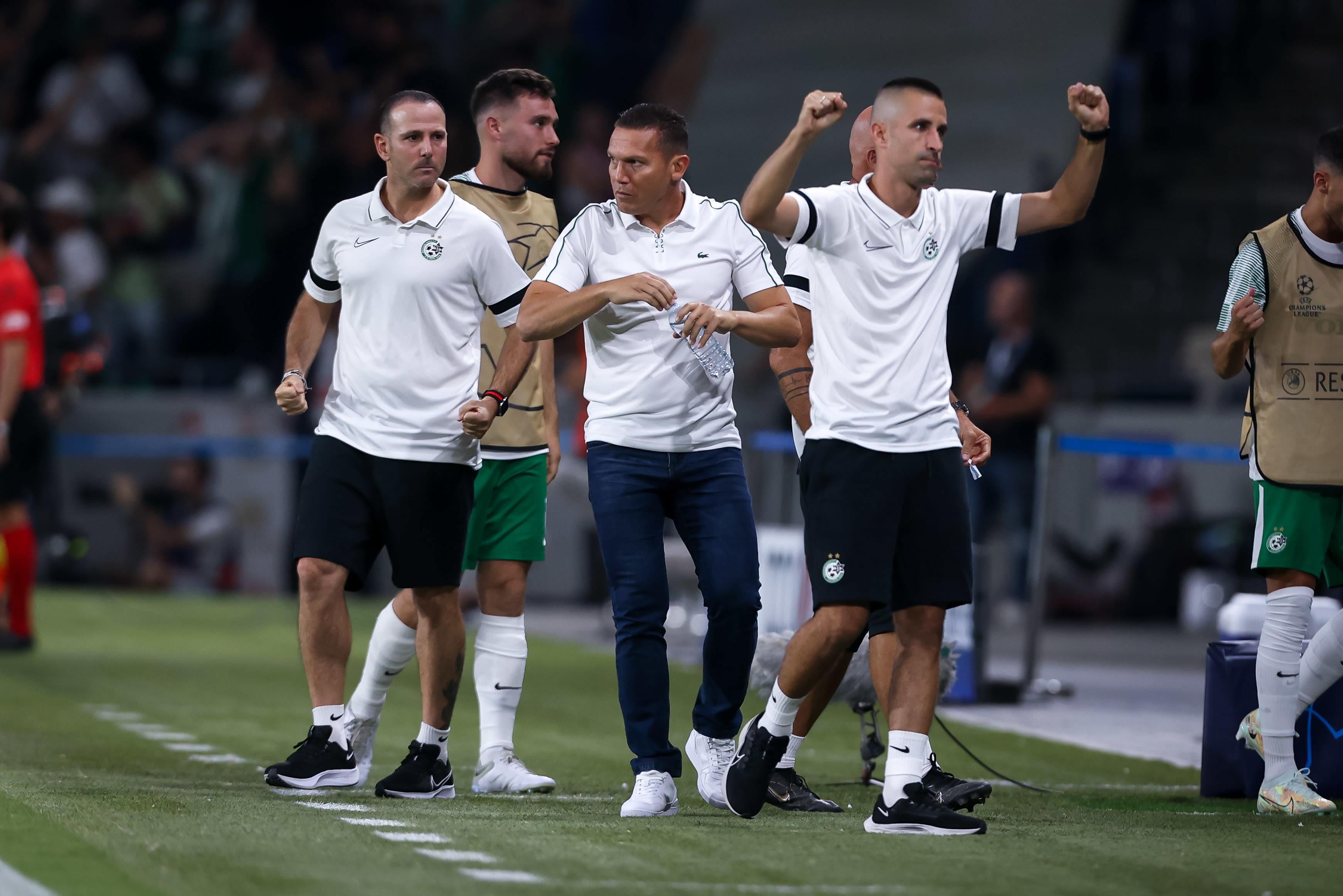 גיא ויזינגר, ברק בכר, גיא צרפתי הספסל של מכבי חיפה חוגג לאחר השער