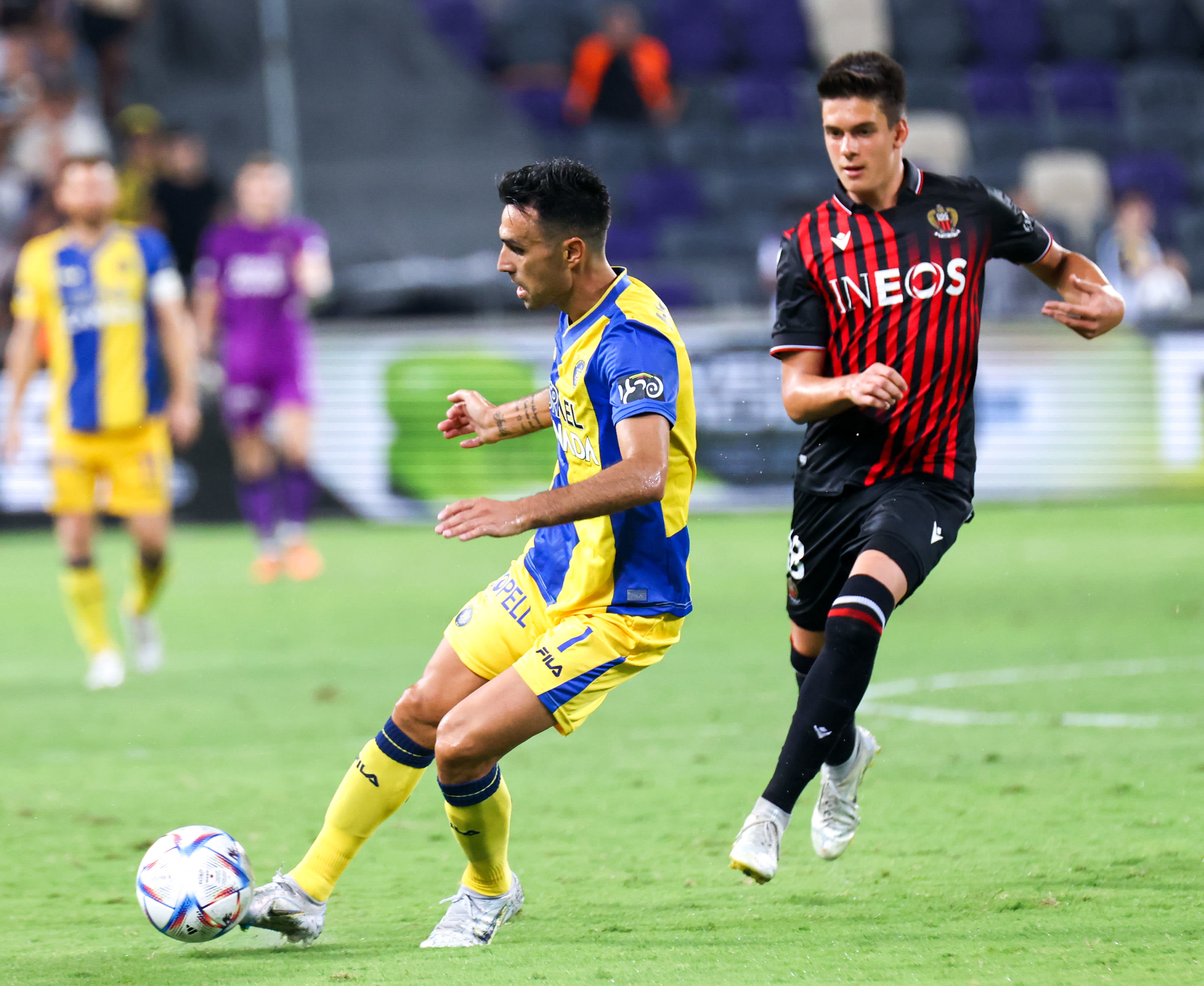 שחקן מכבי תל אביב ערן זהבי, מול שחקן ניס, רארש איליה